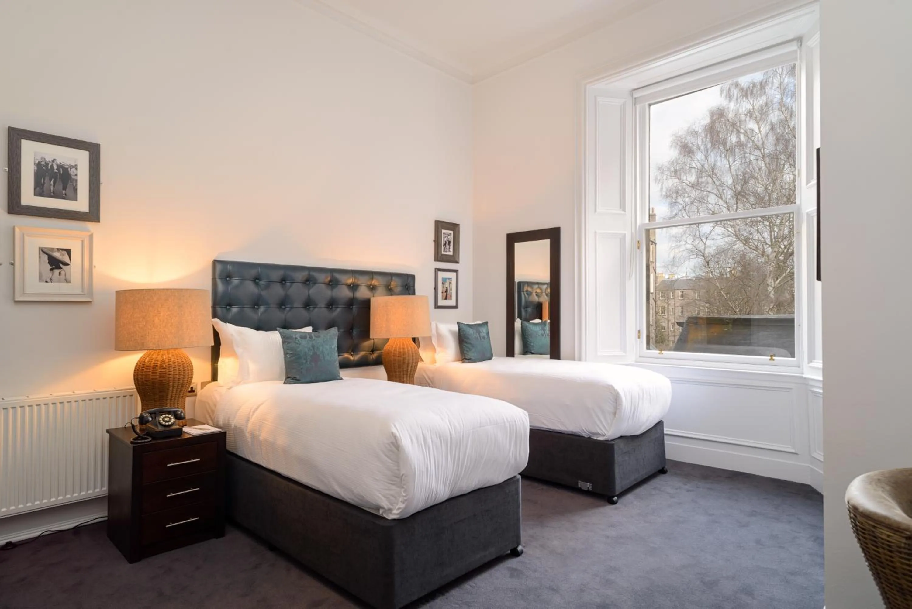 Bedroom, Bed in Black Ivy