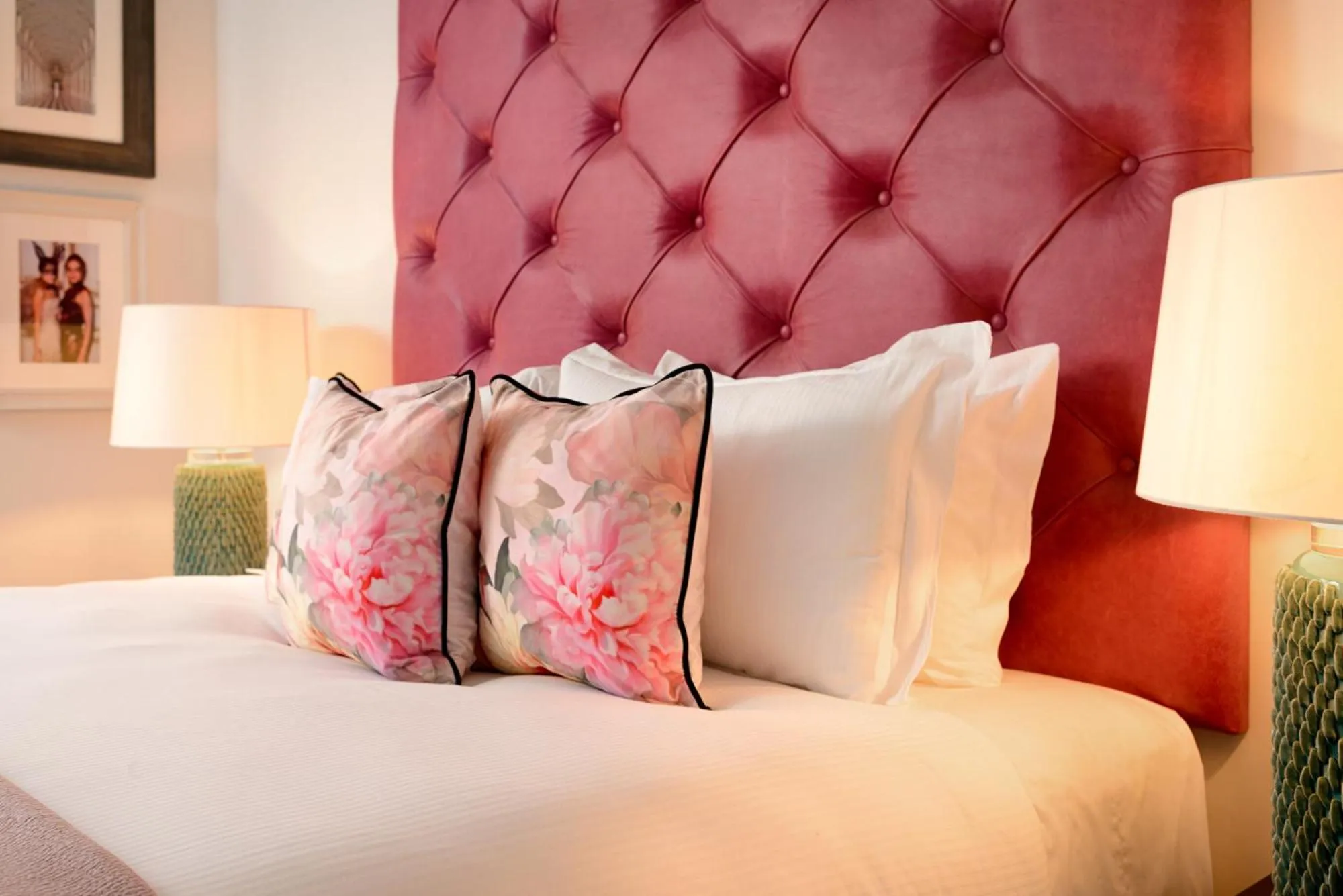 Bedroom, Bed in Black Ivy