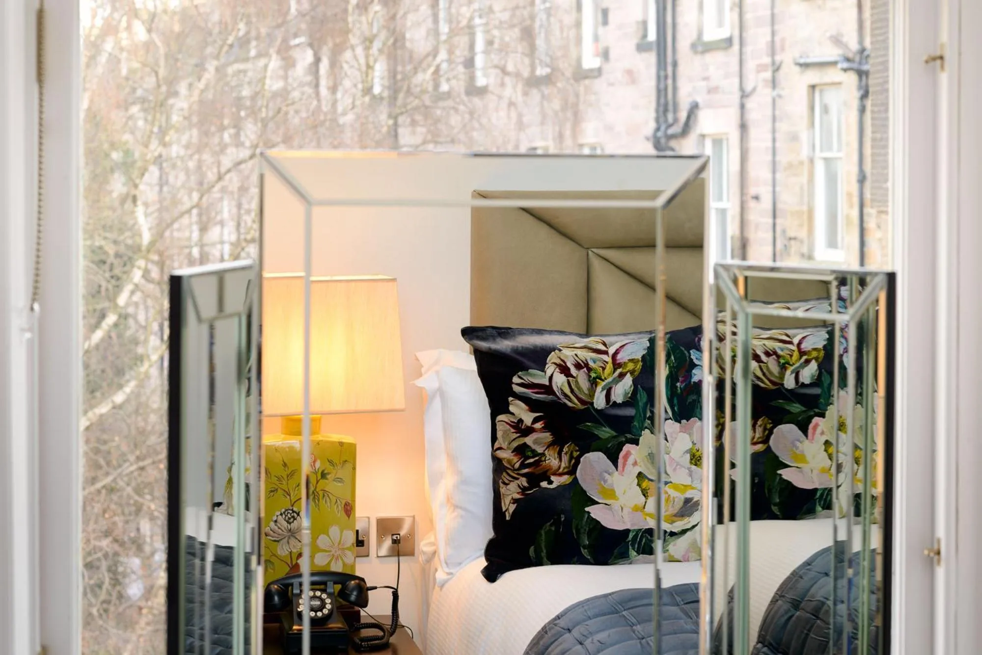 Bedroom, Bed in Black Ivy