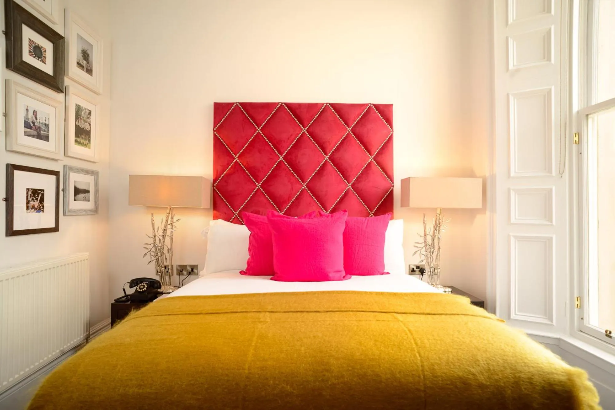 Bedroom, Bed in Black Ivy