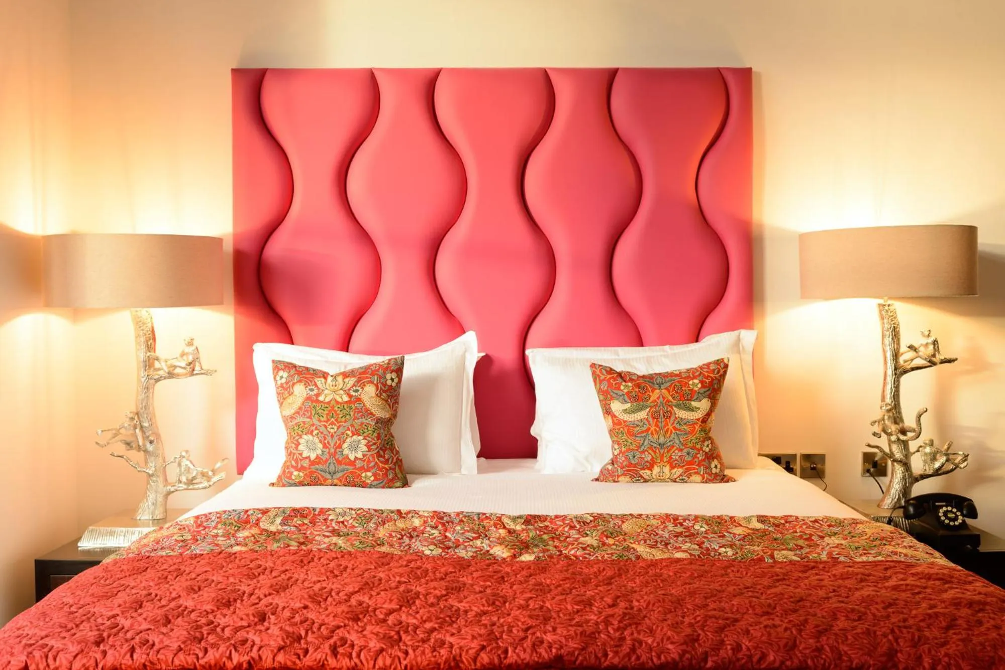 Bedroom, Bed in Black Ivy