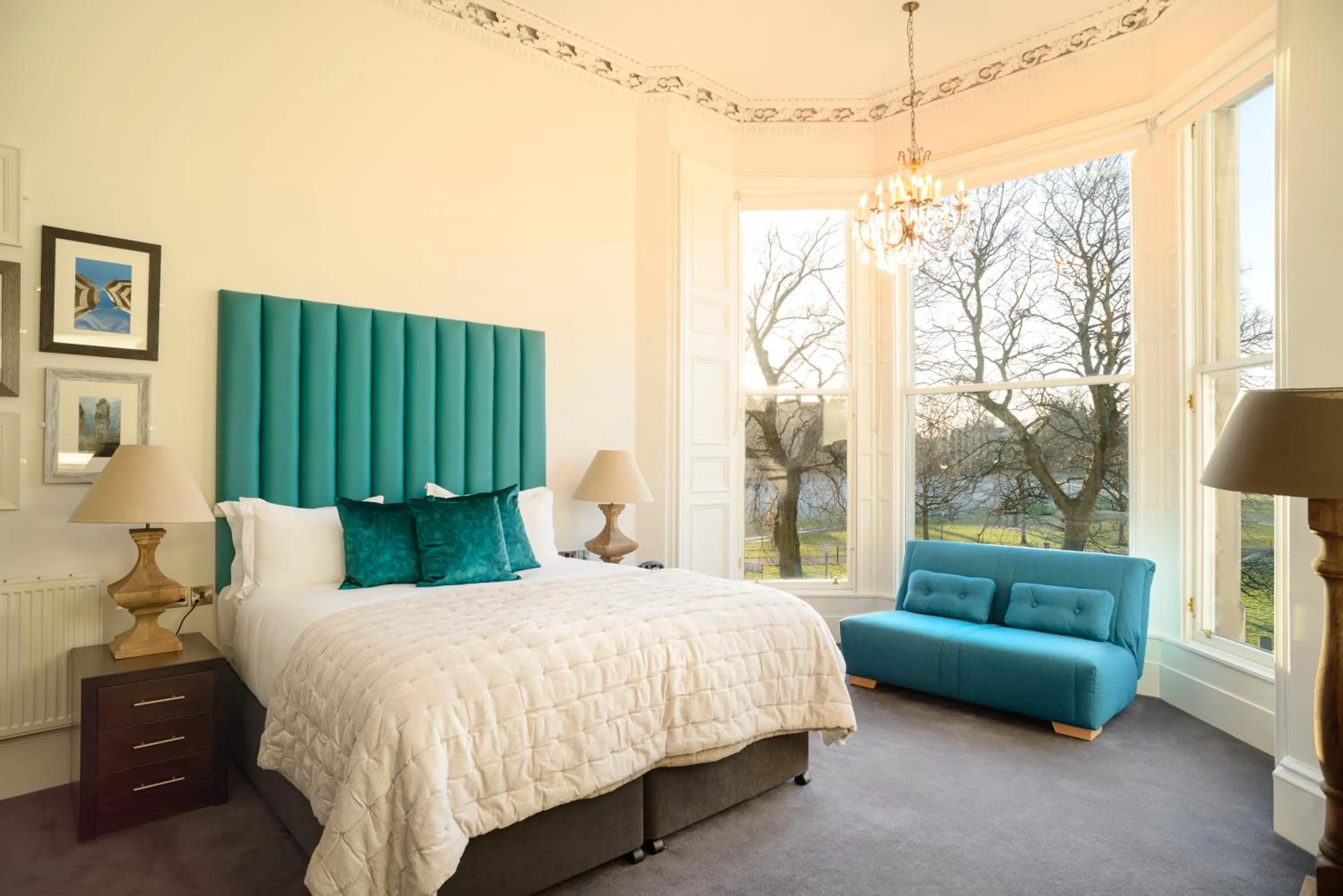 Bedroom, Bed in Black Ivy