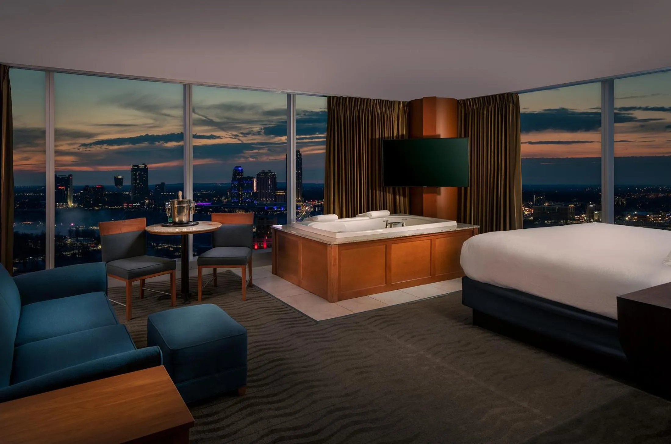 Bedroom, Bed in Seneca Niagara Resort & Casino