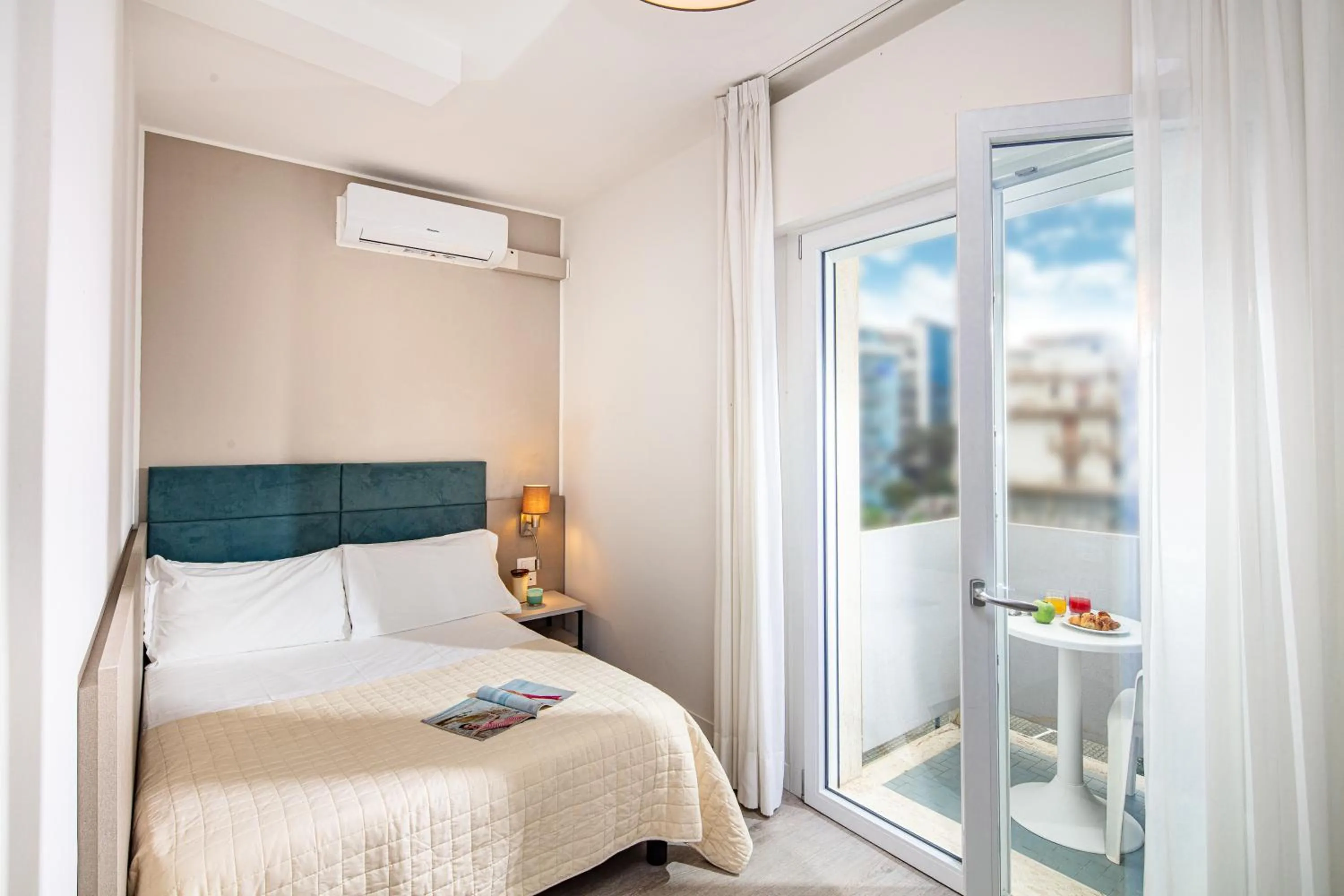 Property building, Bed in Hotel Pigalle