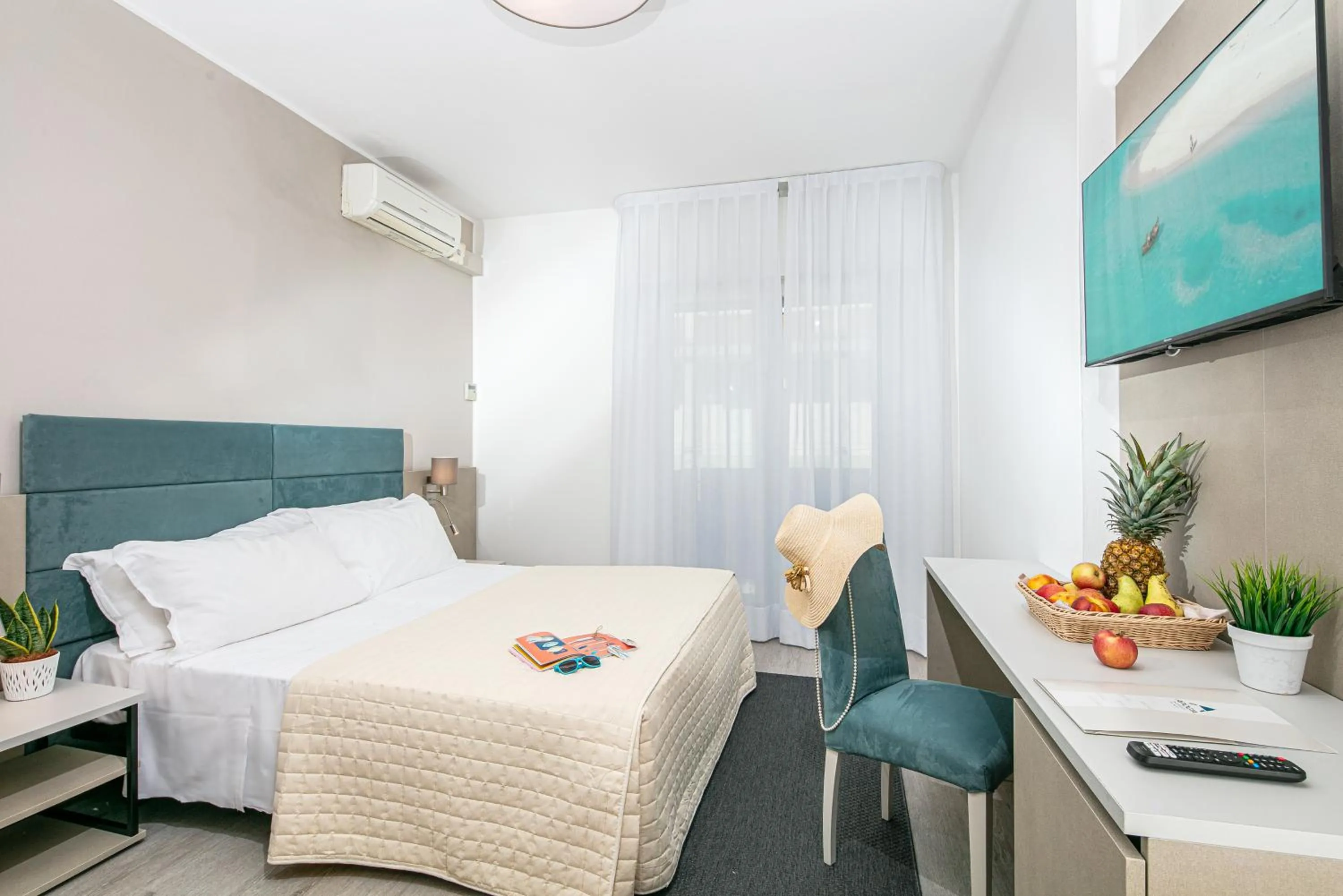 Beach, Bed in Hotel Pigalle