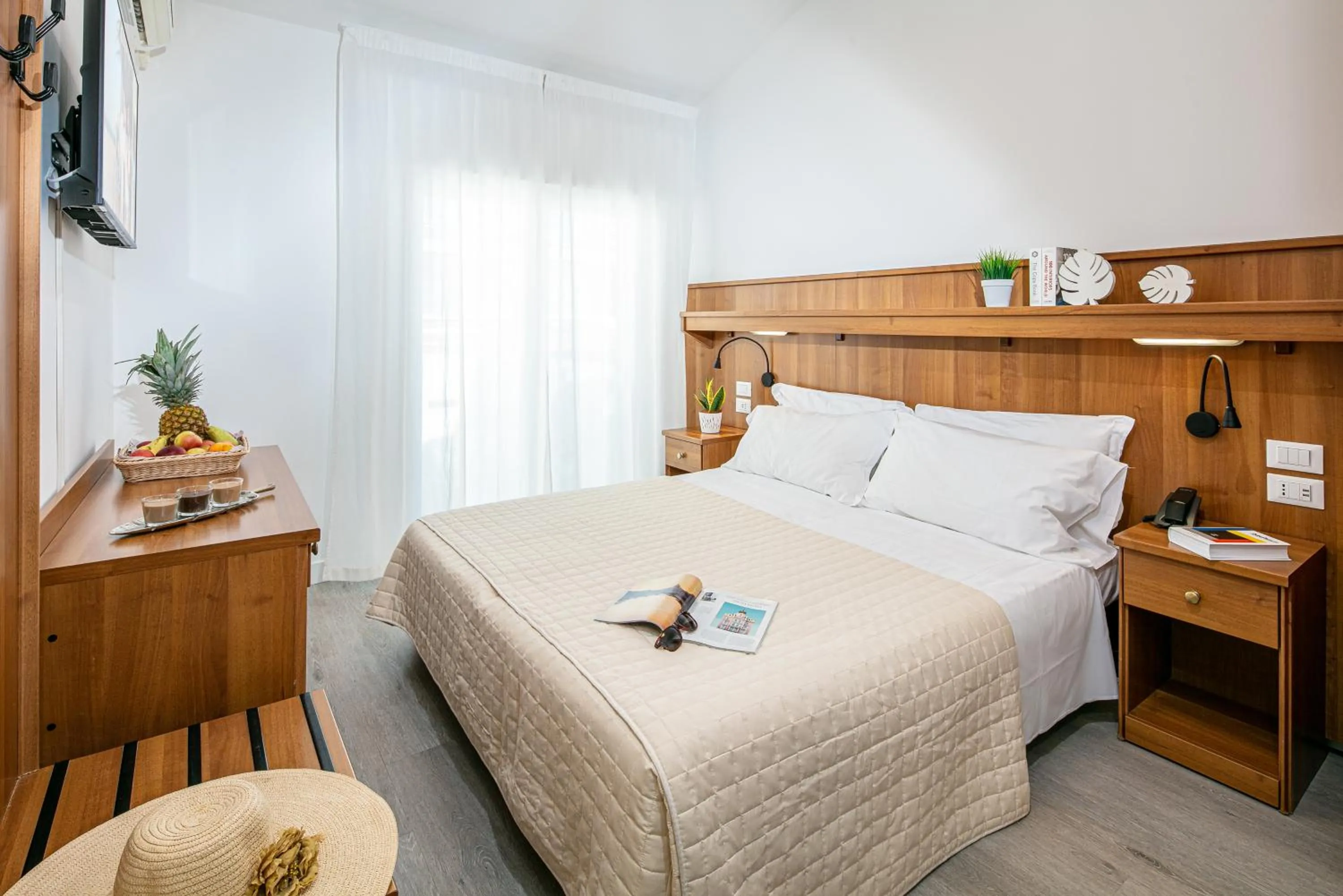 Beach, Bed in Hotel Pigalle