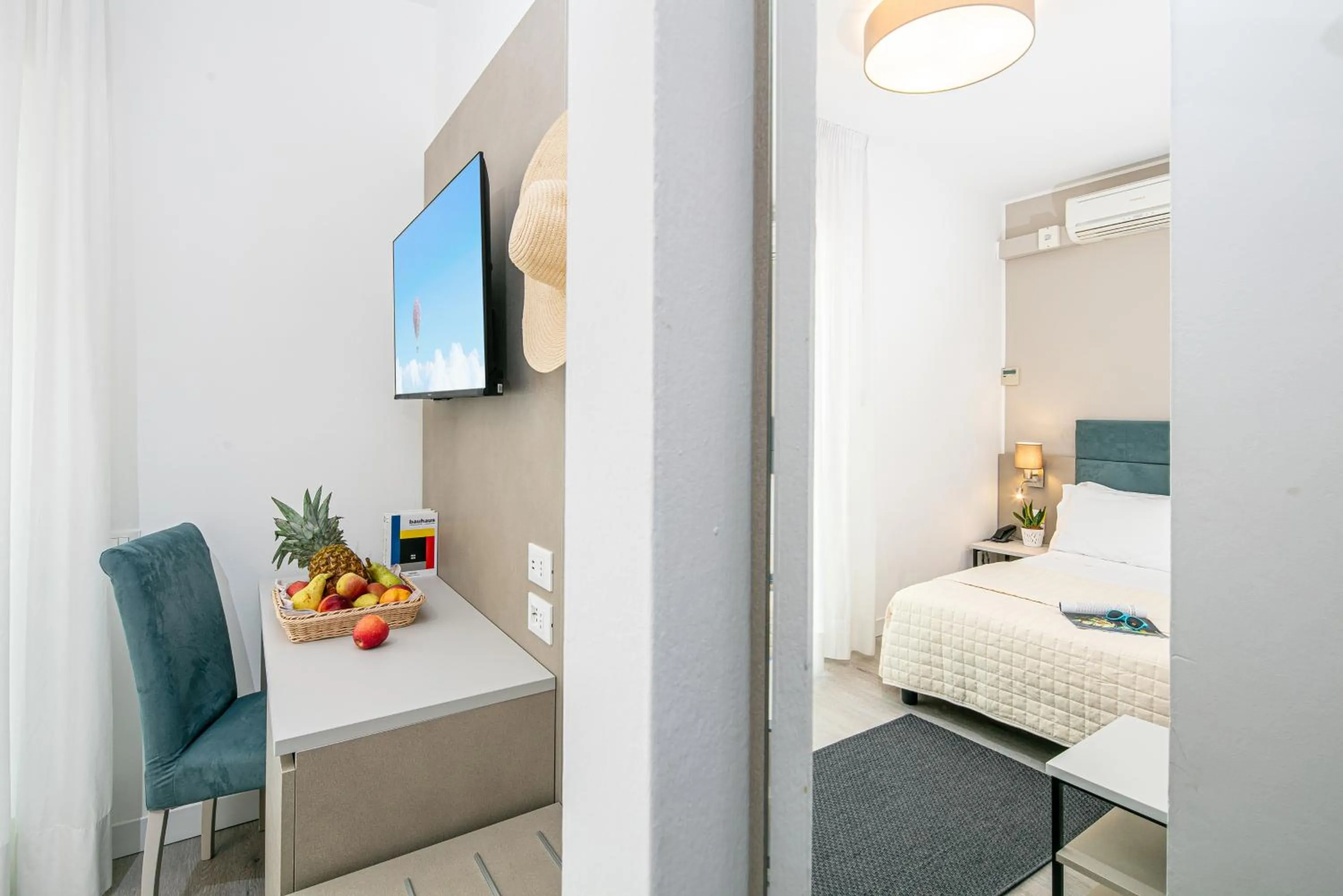 Beach, Bed in Hotel Pigalle