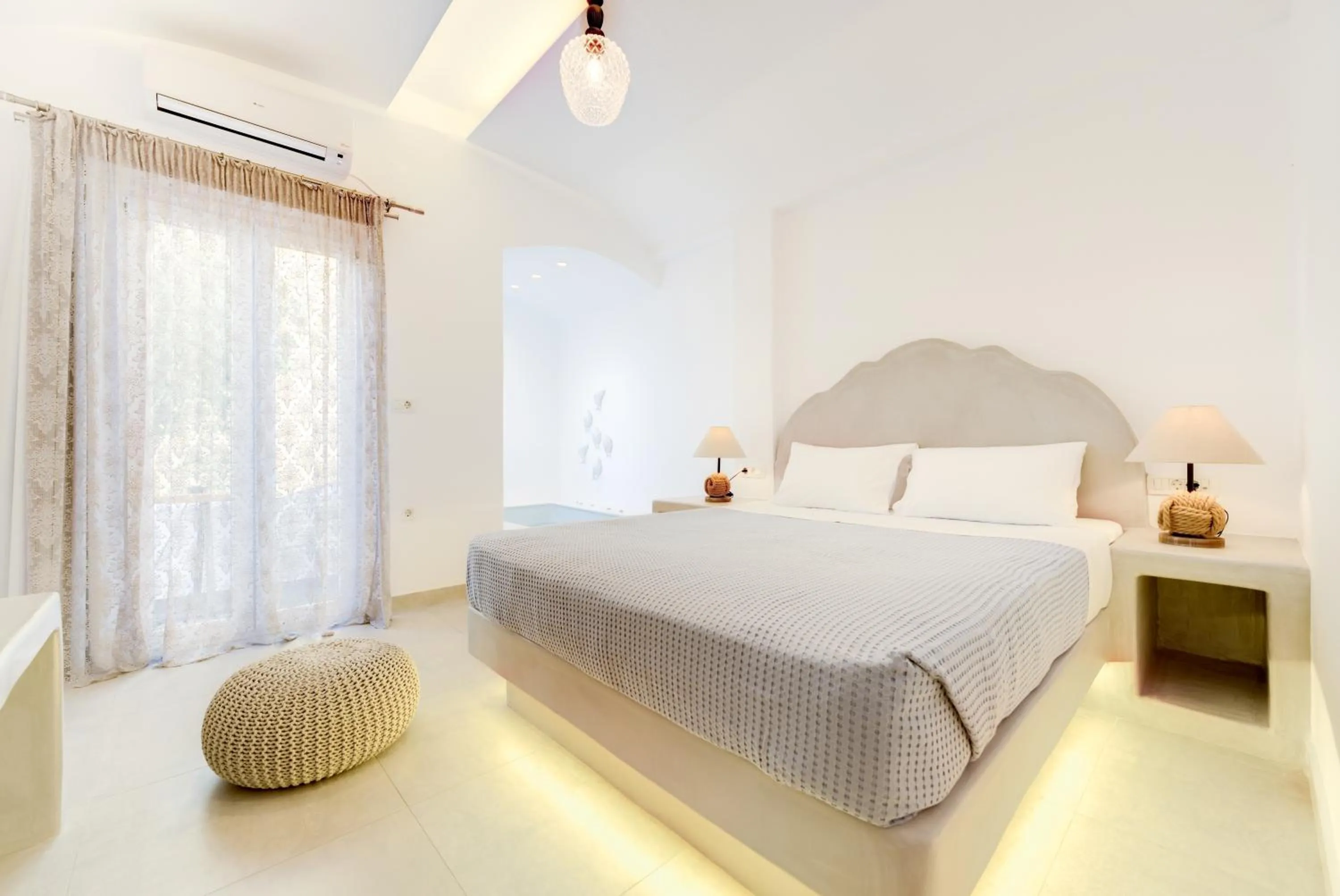 Photo of the whole room, Bed in Emerald Collection Suites