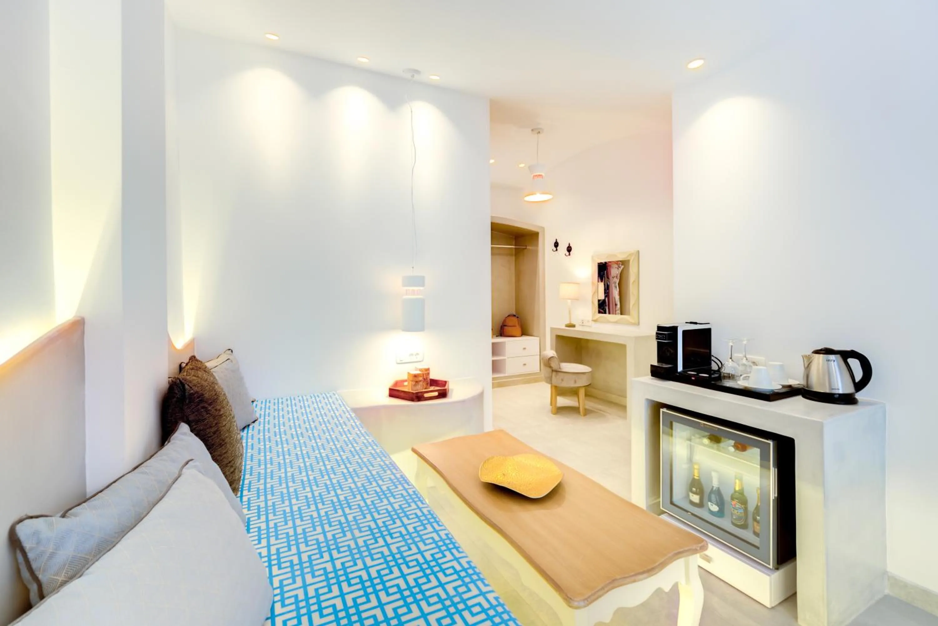 Photo of the whole room, Bed in Emerald Collection Suites