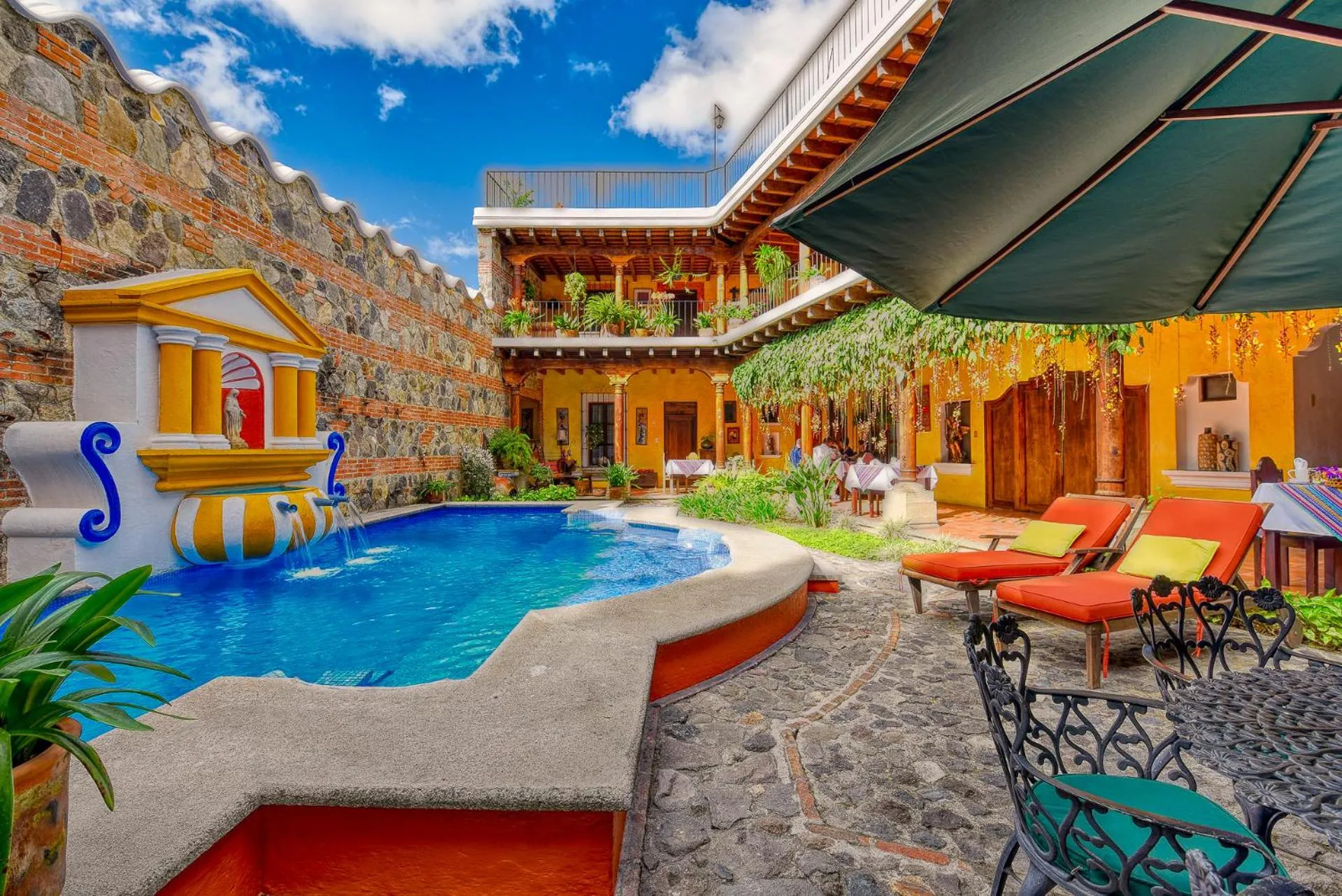 Swimming pool in Hotel Palacio de Doña Beatriz