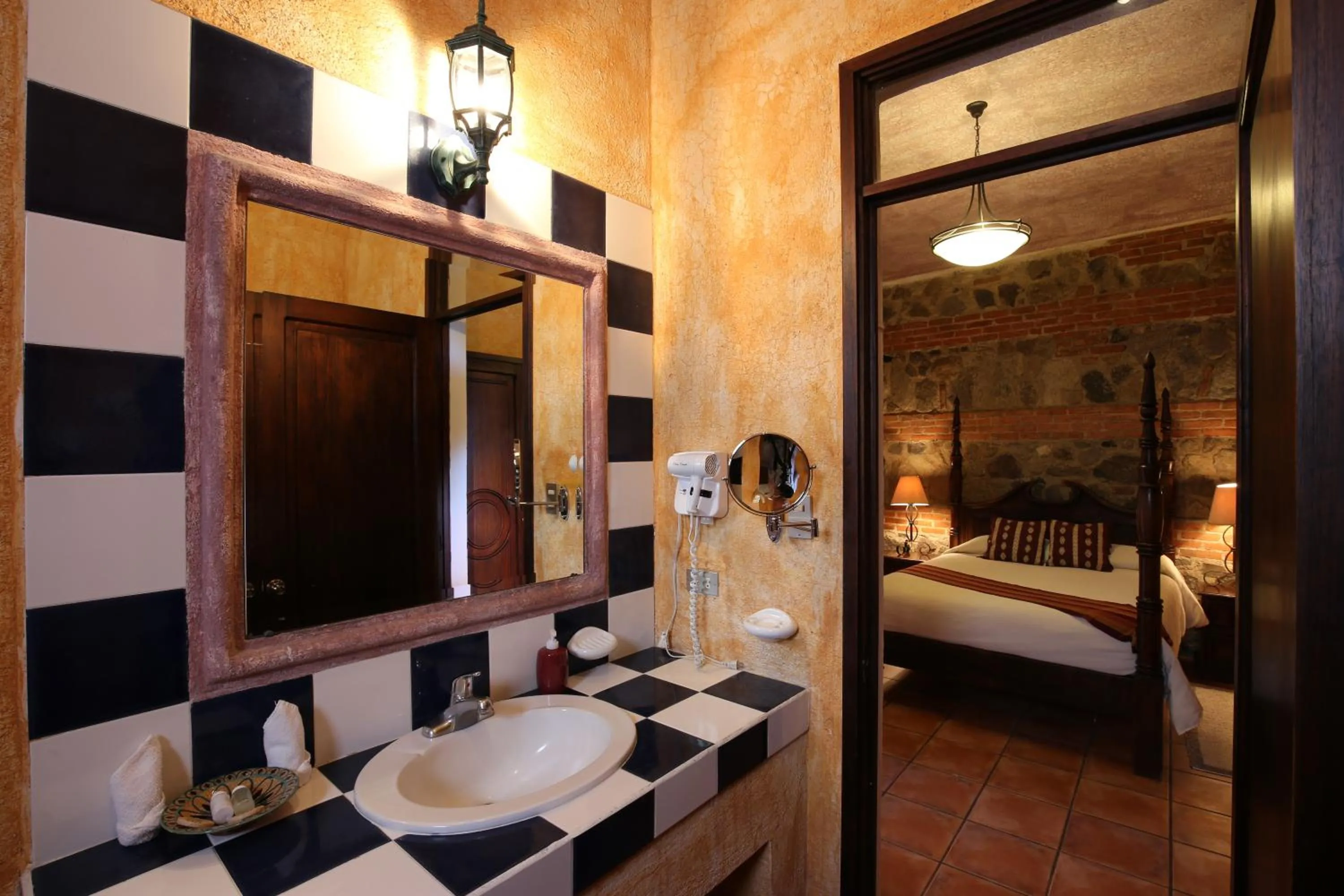 Bathroom, Bed in Hotel Palacio de Doña Beatriz