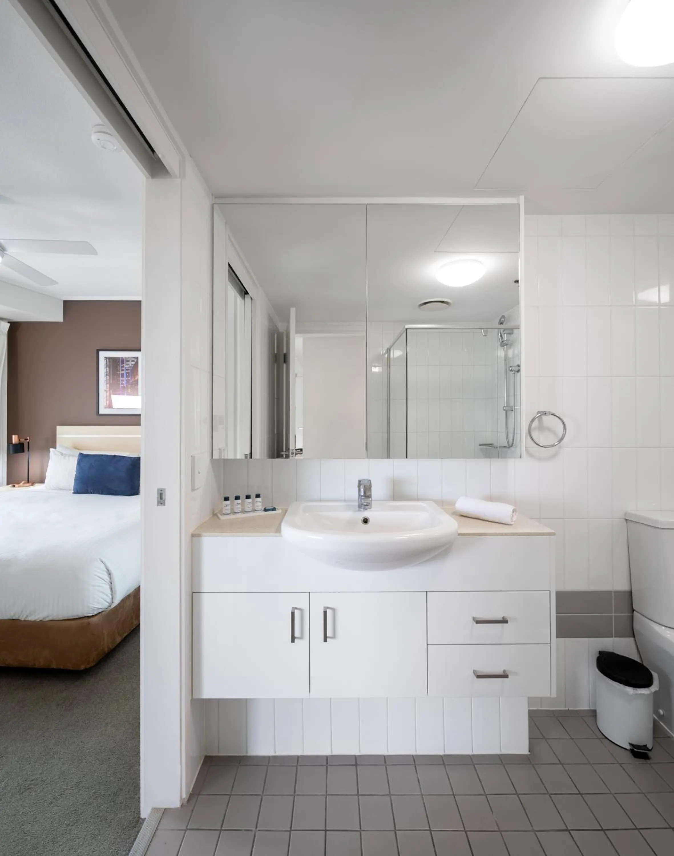 Bathroom, Bed in Oaks Brisbane on Felix Suites