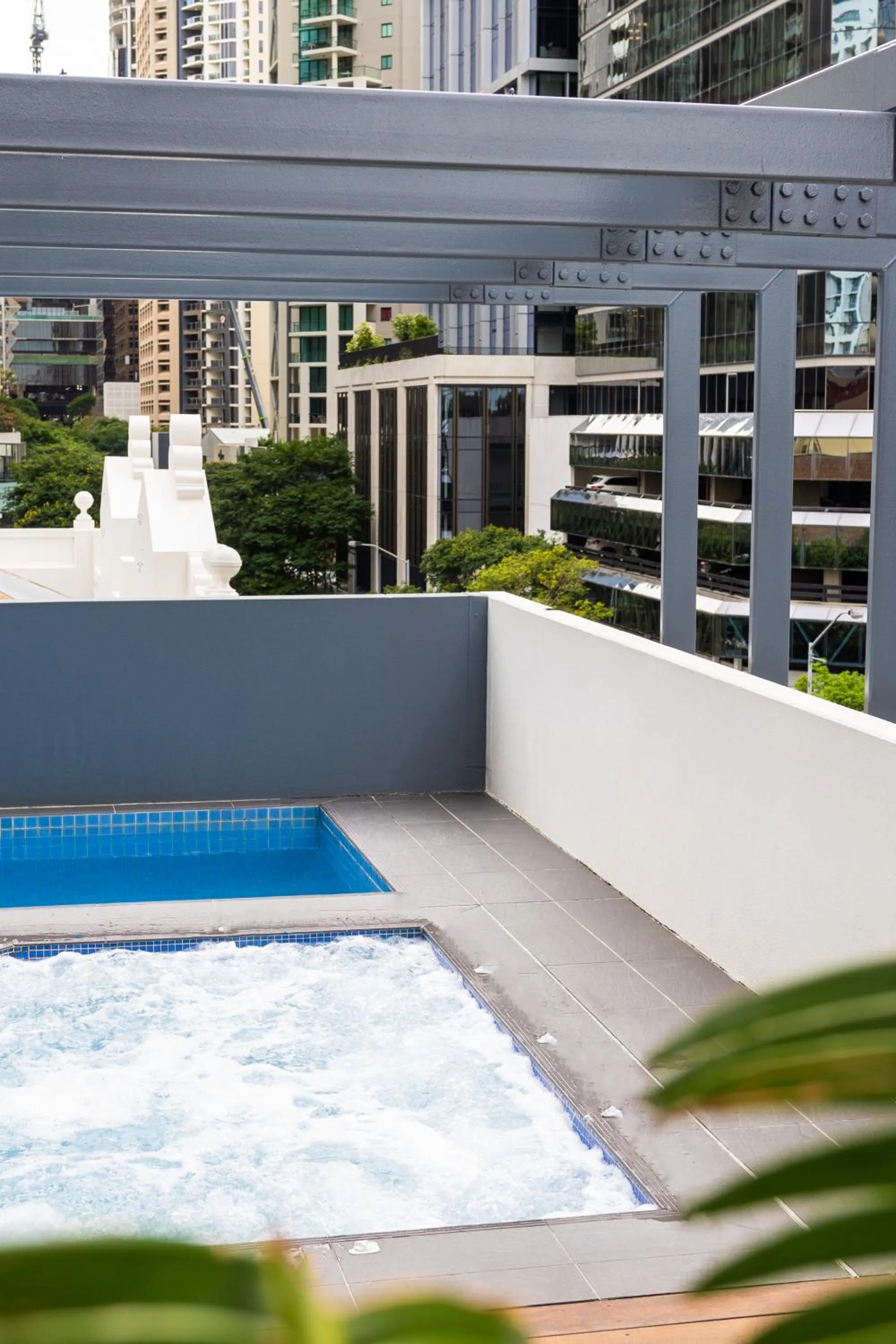 Hot Tub in Oaks Brisbane on Felix Suites