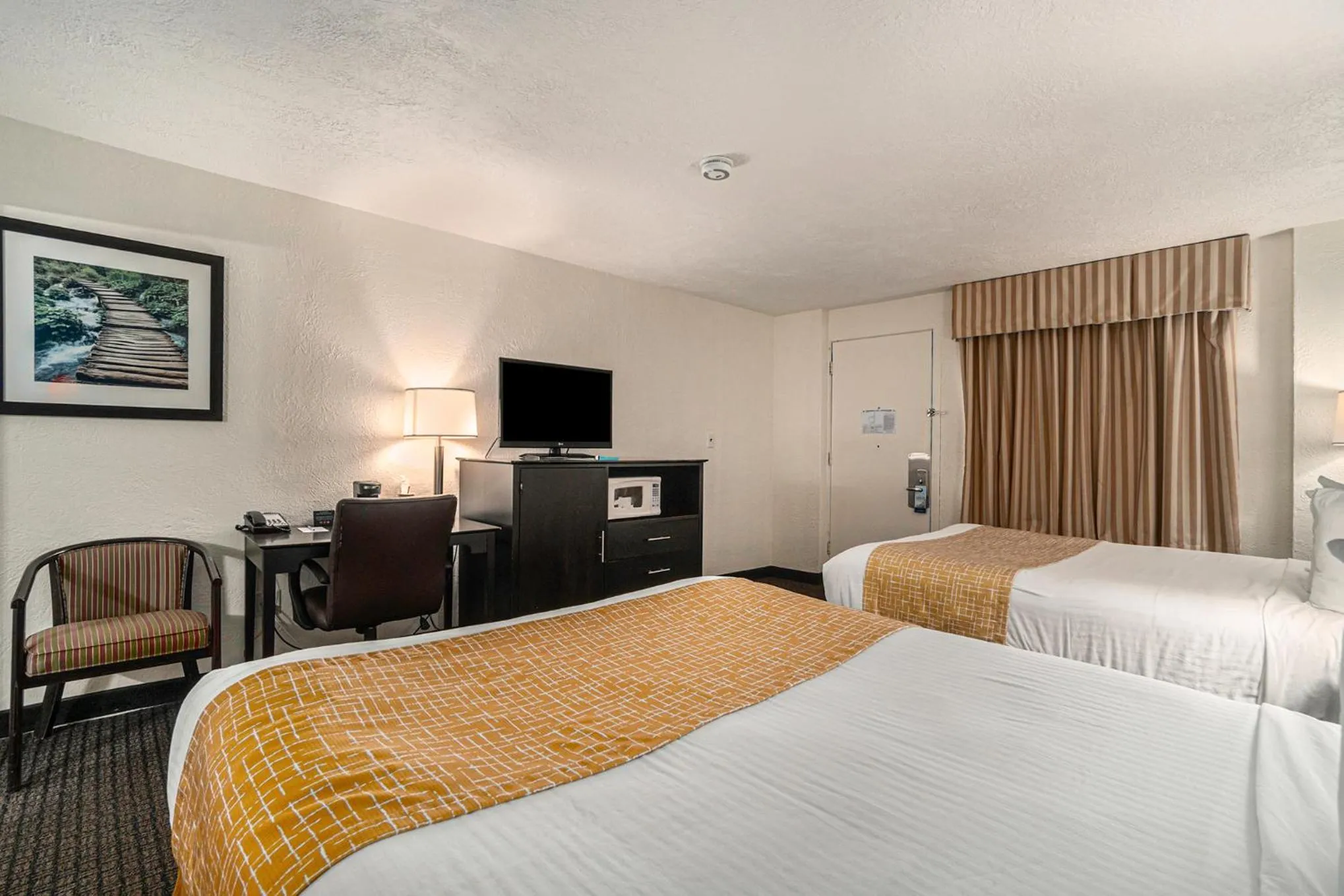 Bed in Travelodge by Wyndham Traverse City MI