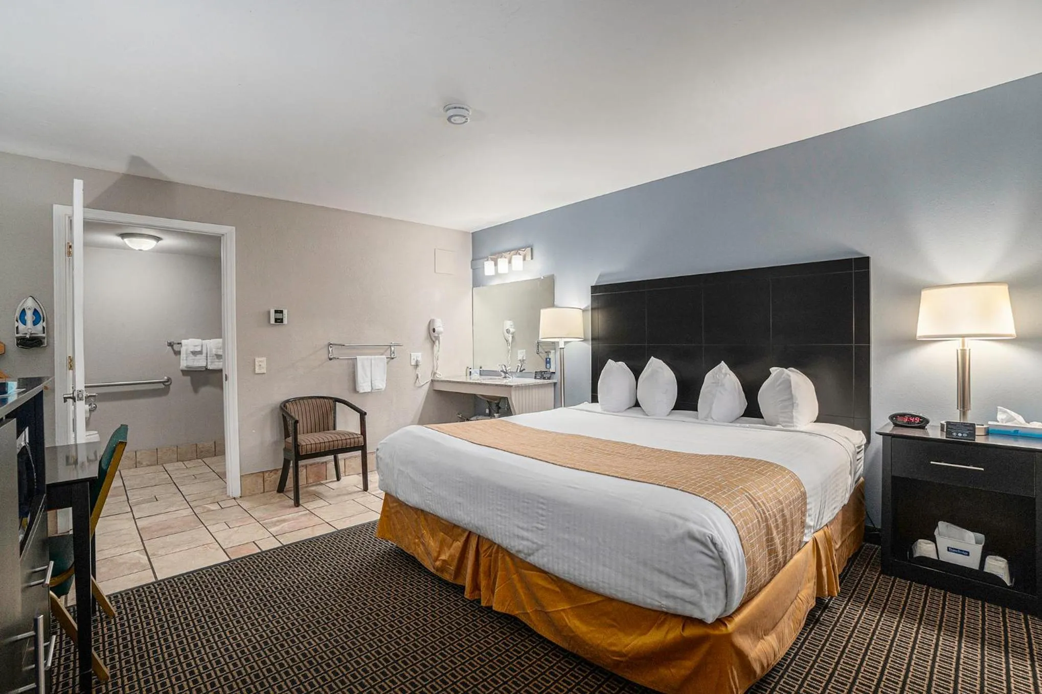 Bed in Travelodge by Wyndham Traverse City MI