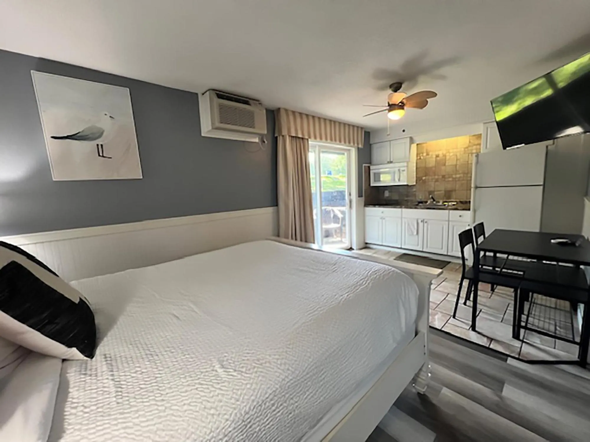 kitchen, Bed in Travelodge by Wyndham Traverse City MI