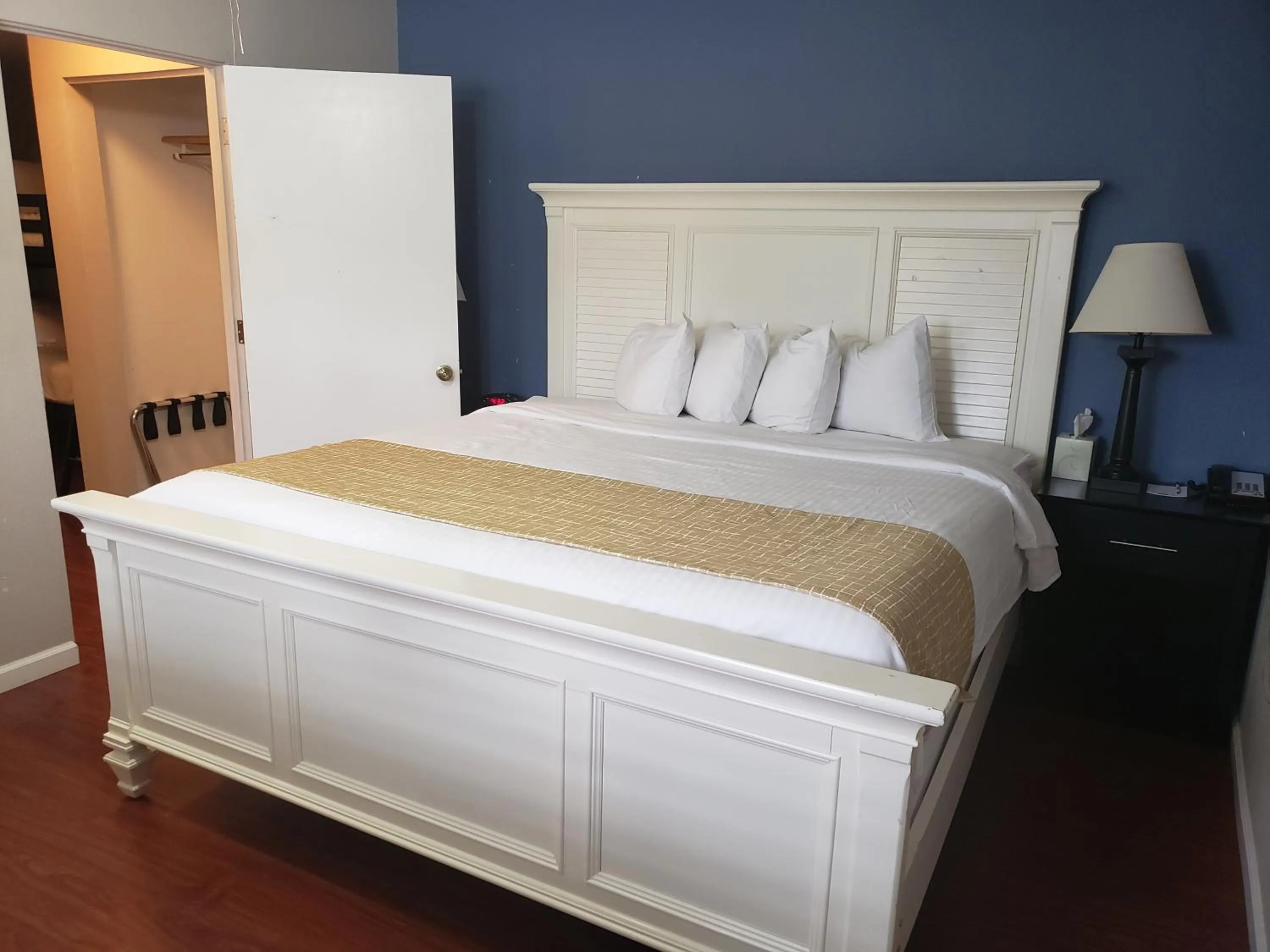 One-Bedroom Studio with Kitchenette and Patio - Stairway Access/Non-Smoking in Travelodge by Wyndham Traverse City MI