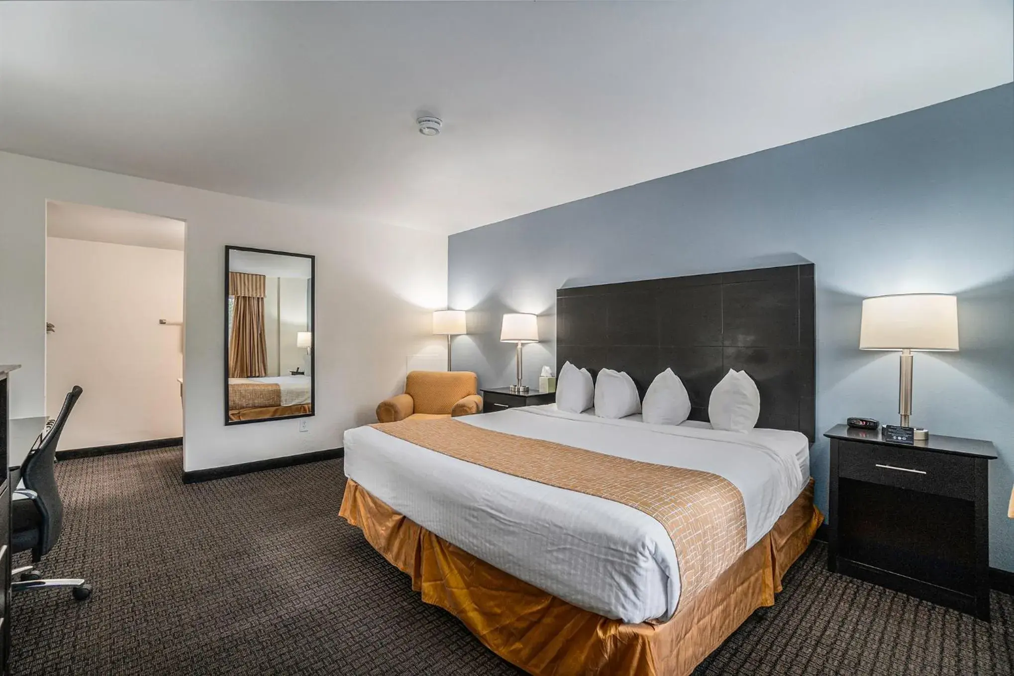 King Room - First Floor/Non-Smoking in Travelodge by Wyndham Traverse City MI King Room - First Floor/Non-Smoking in Travelodge by Wyndham Traverse City MI