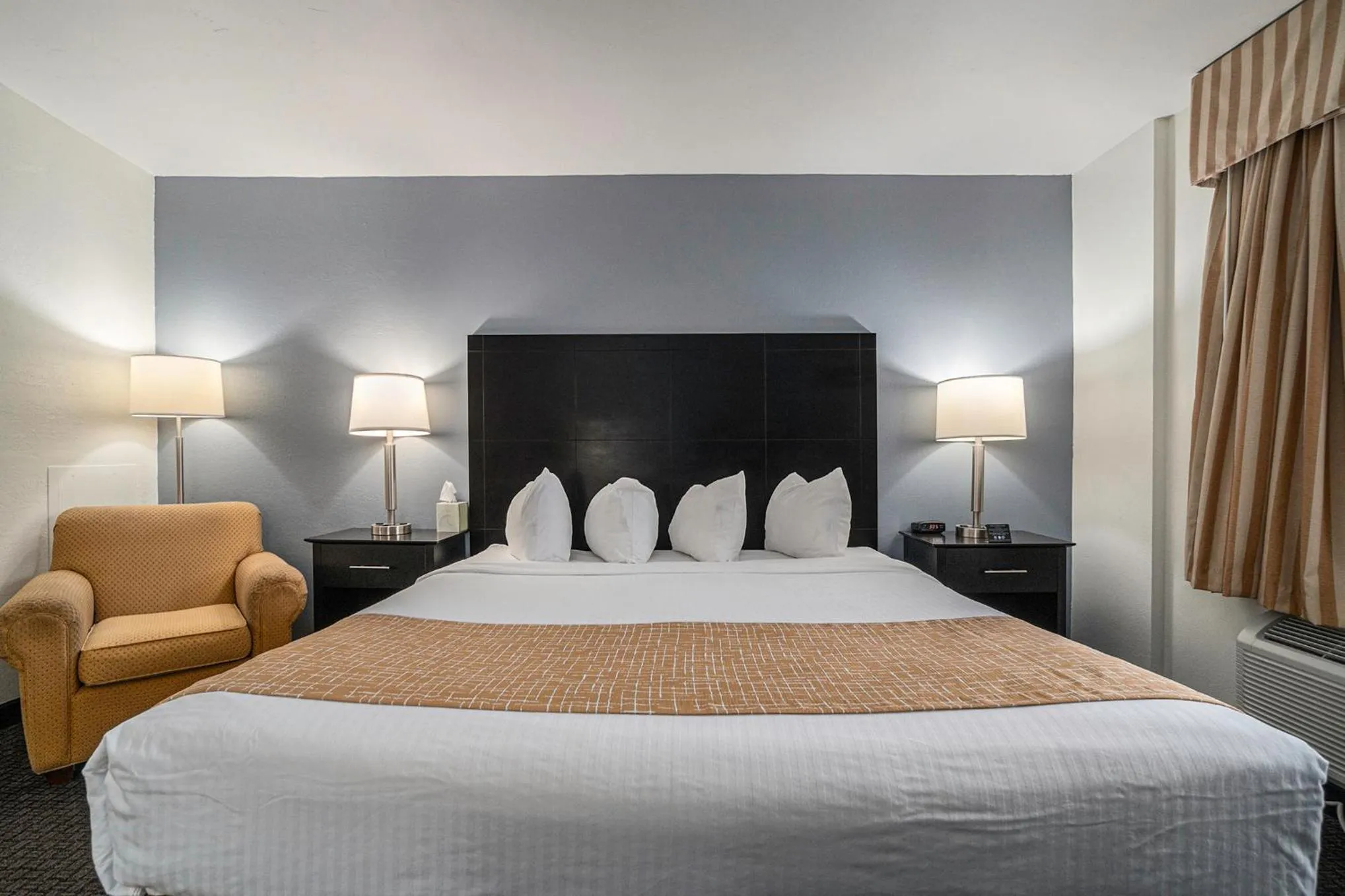 Bed in Travelodge by Wyndham Traverse City MI