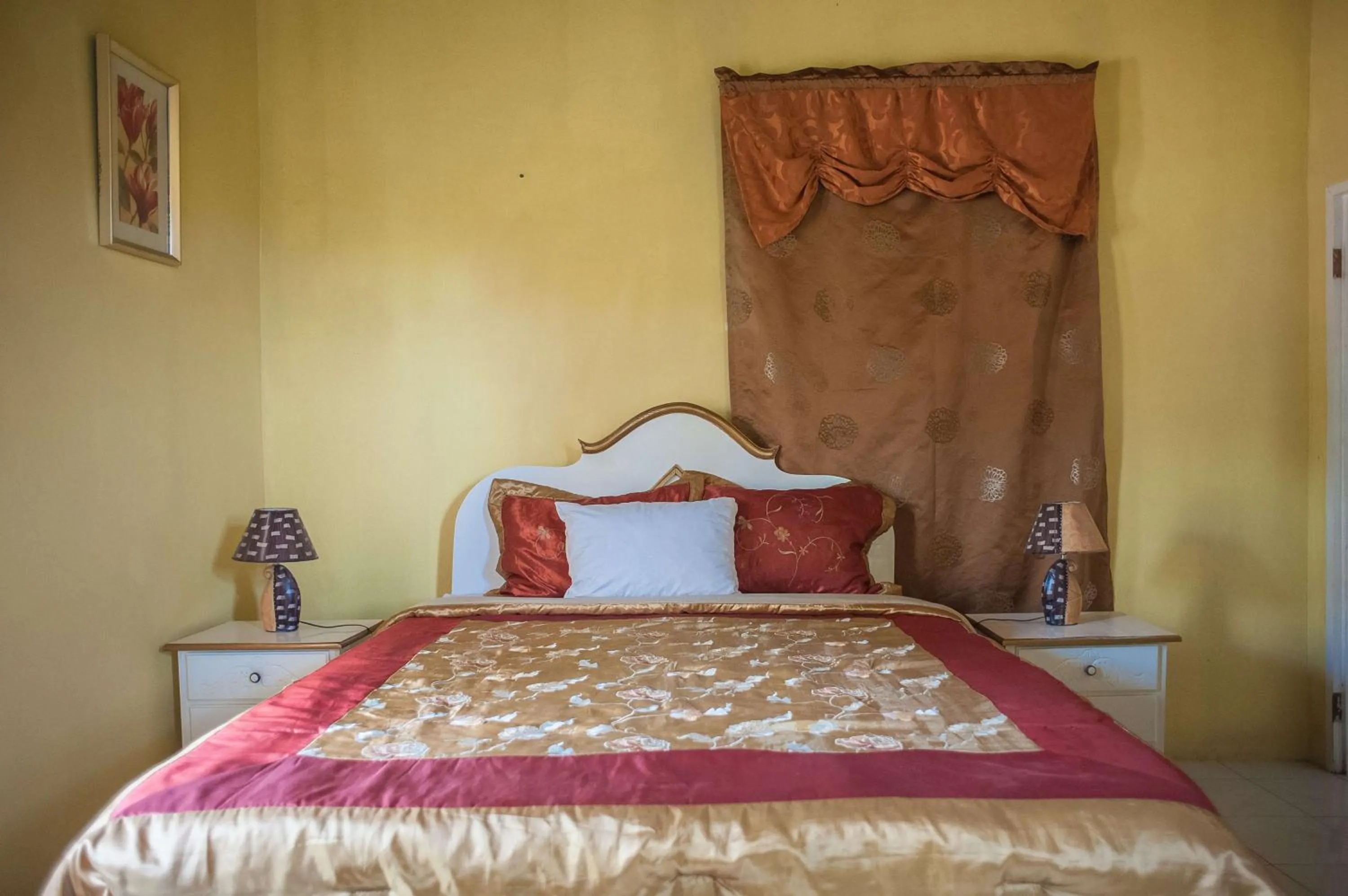 Bedroom, Bed in Diamond Villa Guest House