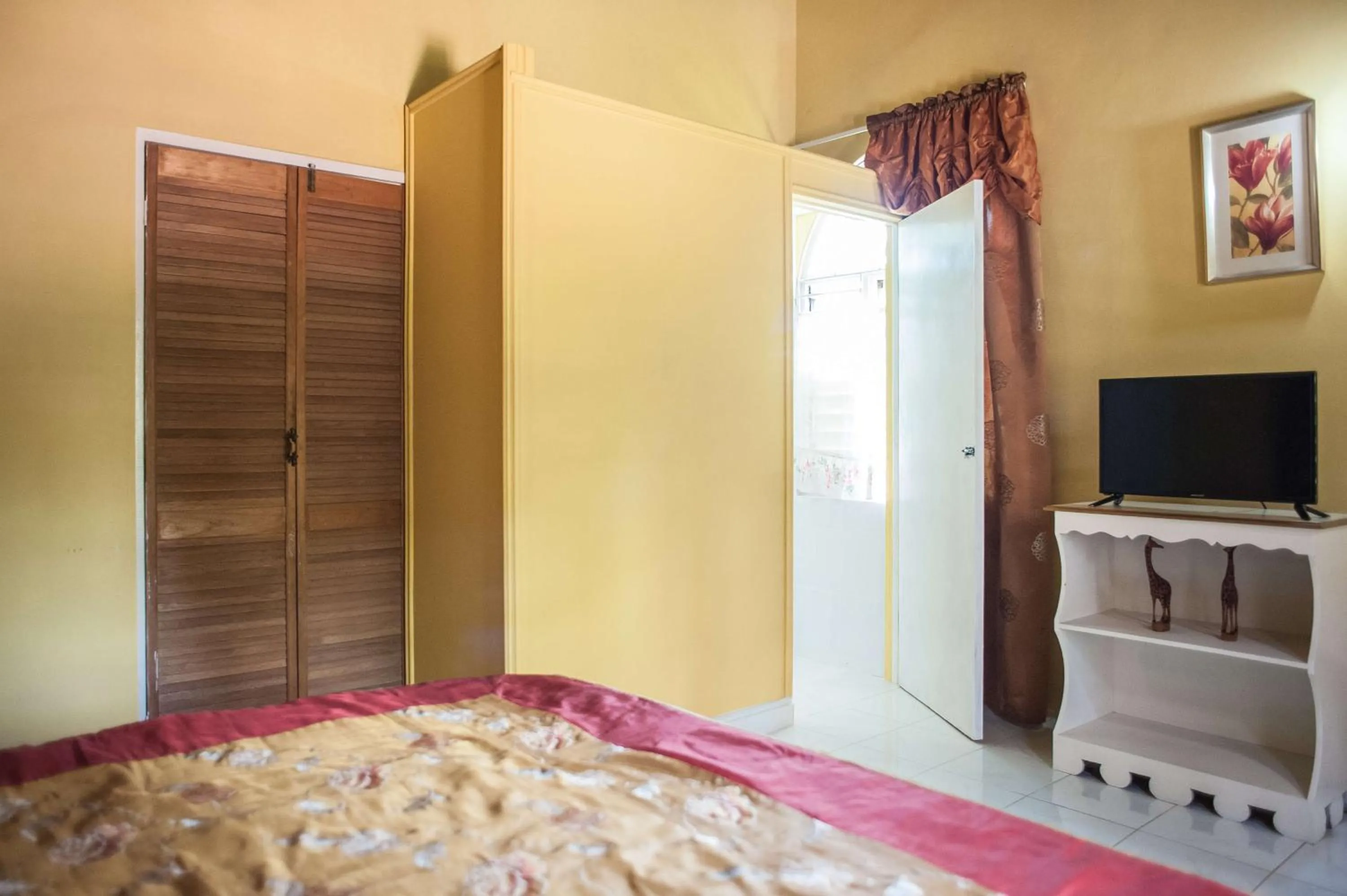 TV and multimedia, Bed in Diamond Villa Guest House