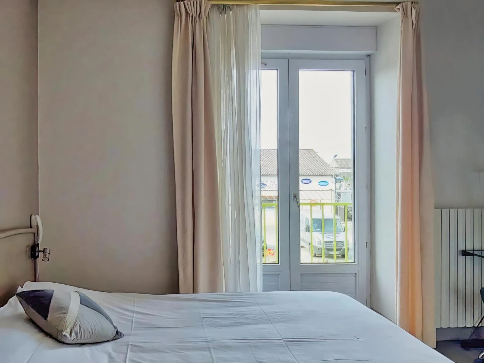 Bed in Hotel Beau Rivage