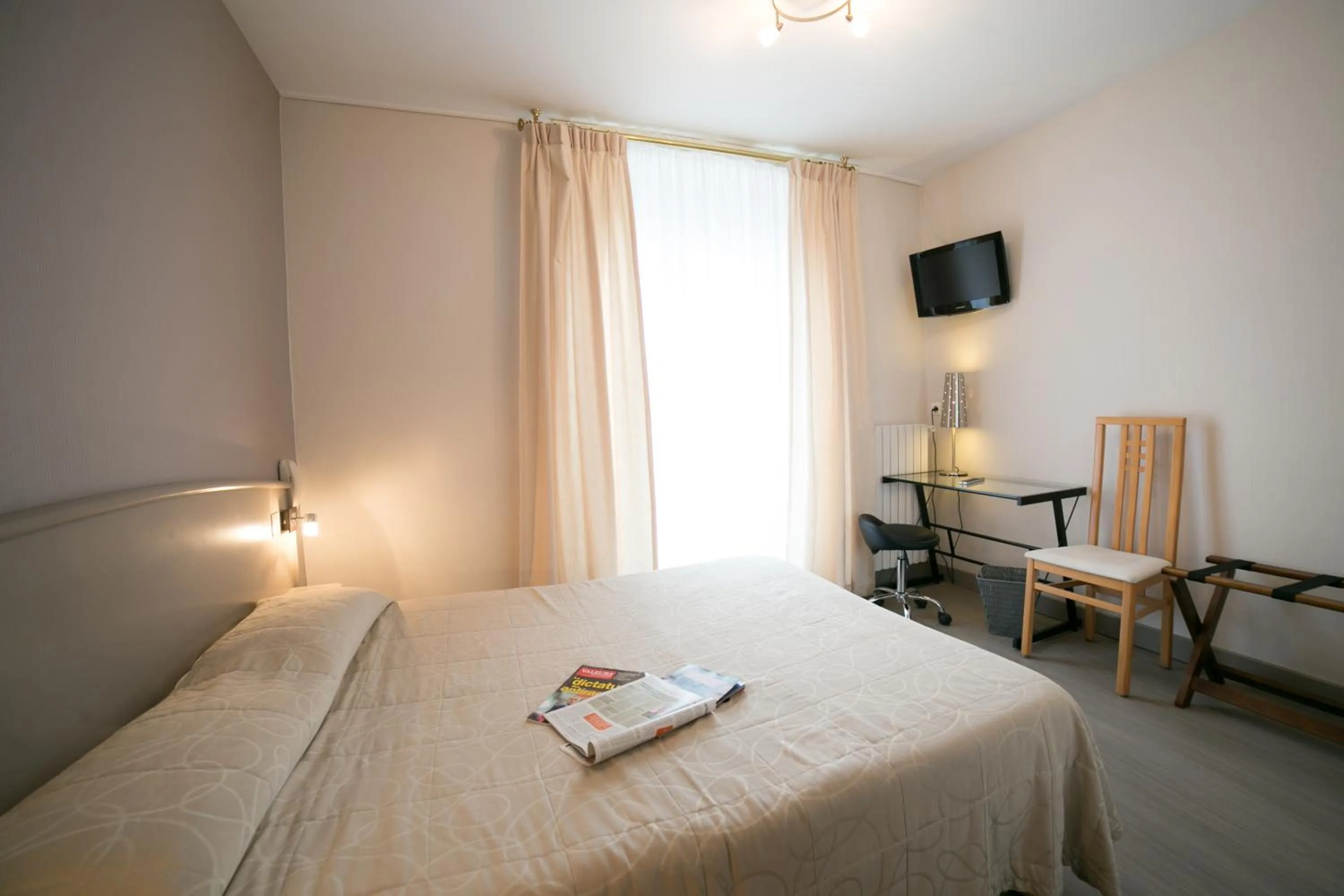 Shower, Bed in Hotel Beau Rivage