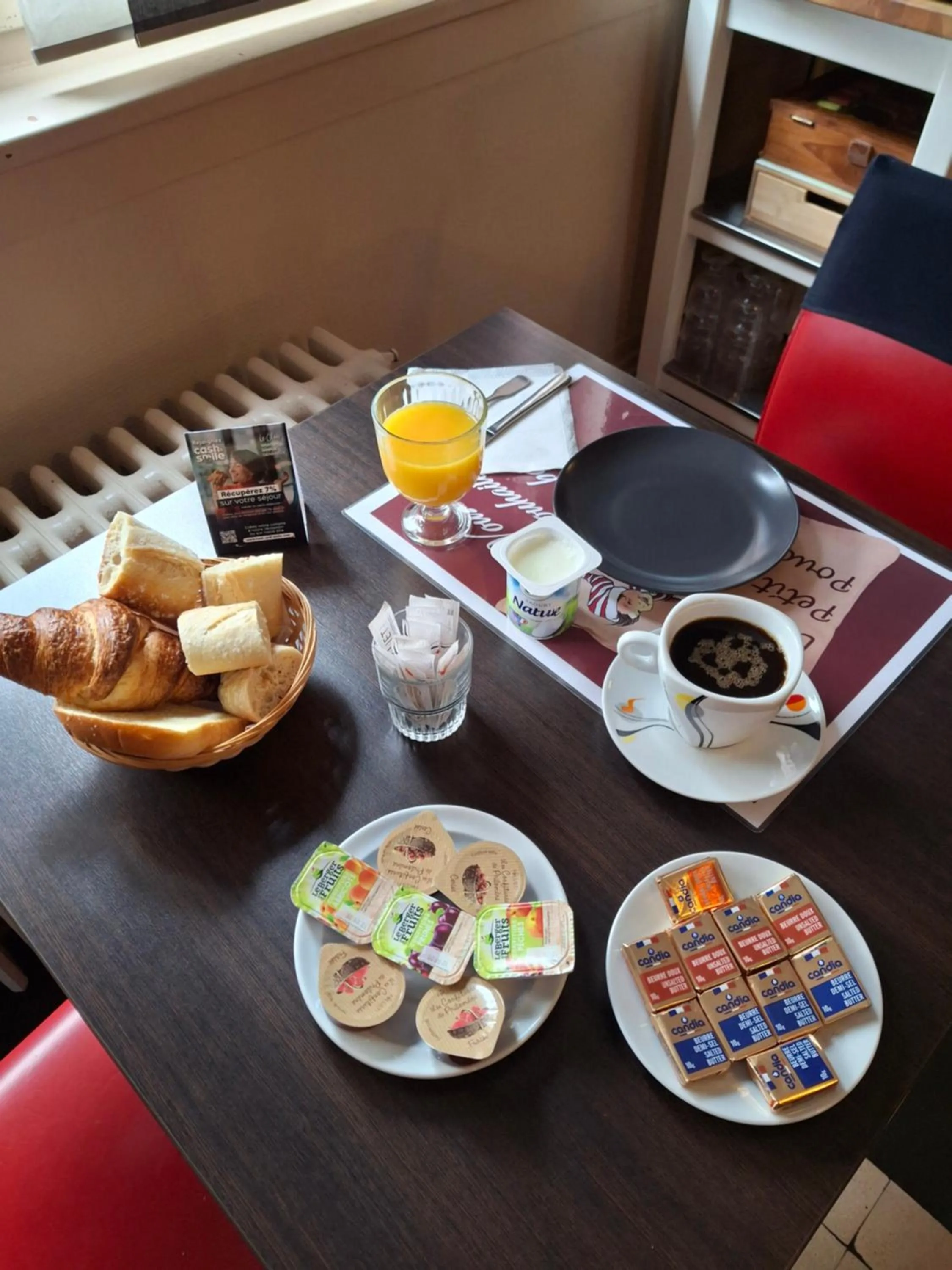 Breakfast in Le petit poucet