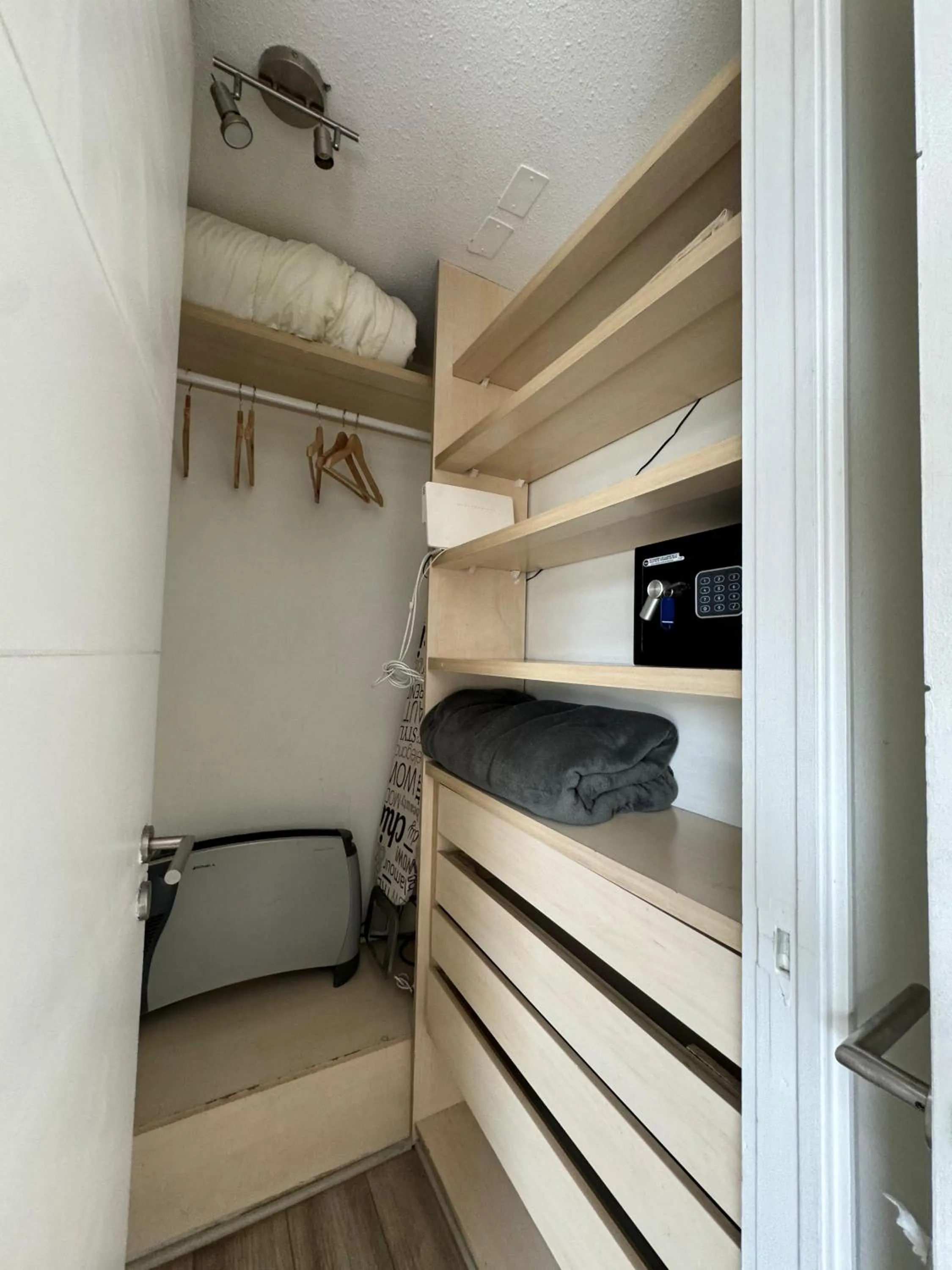 safe, Bed in Apart Lyon Suite