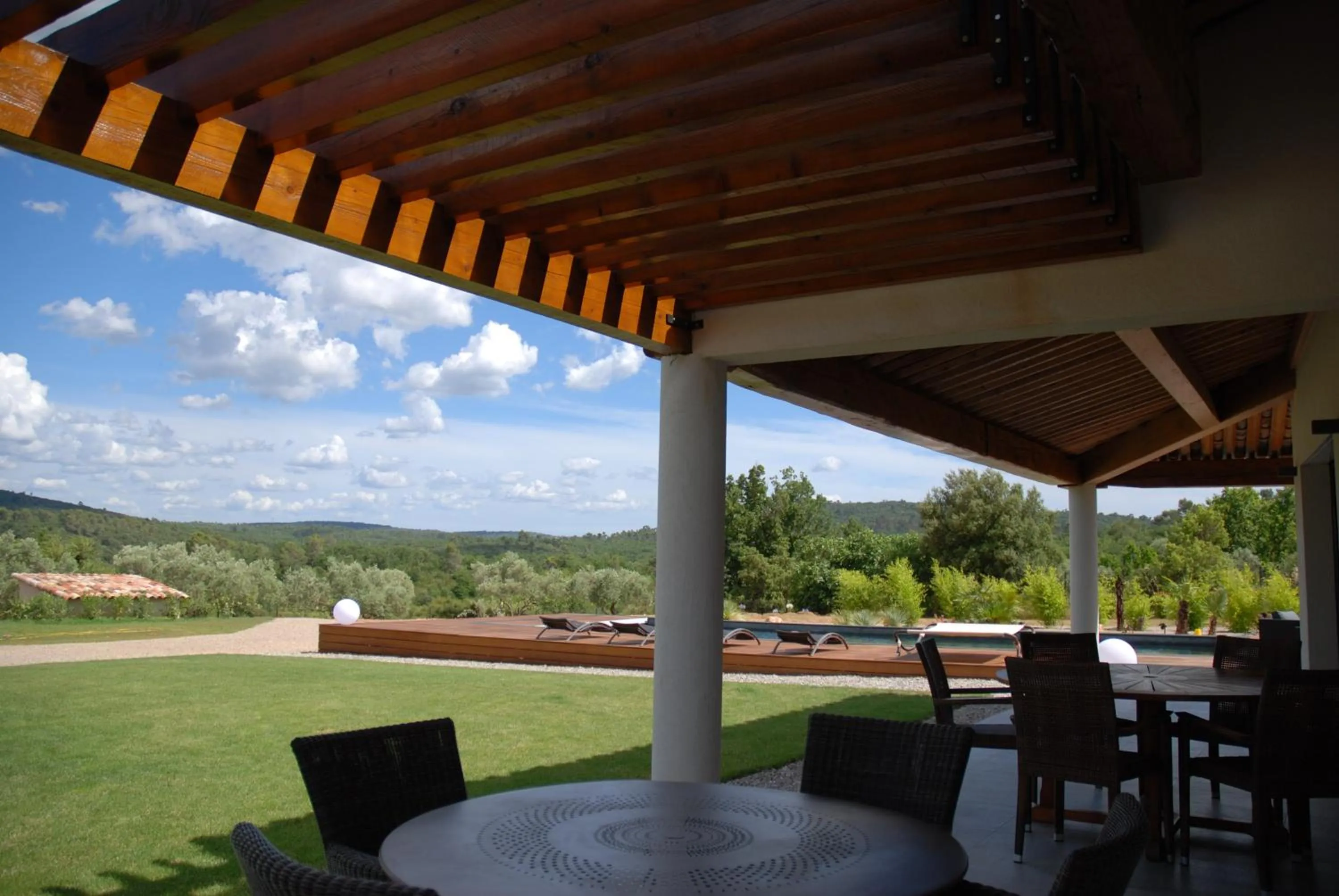 Pool view in Villa Otilia-Bed and Breakfast-Chambres d'hôtes en Provence