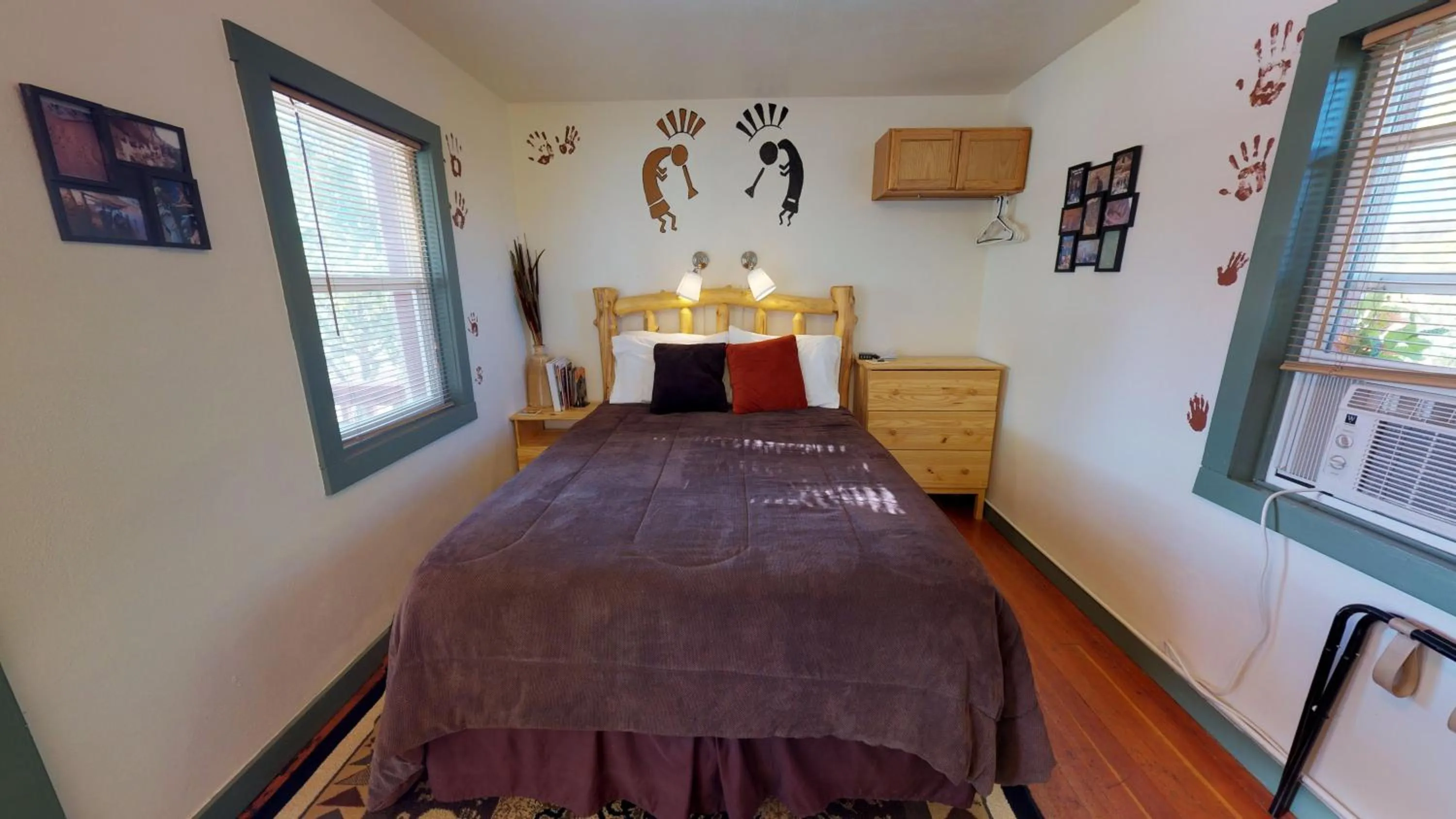 Bedroom, Bed in Hot Tub, Kokopelli Kabyn, Cute and Cozy!