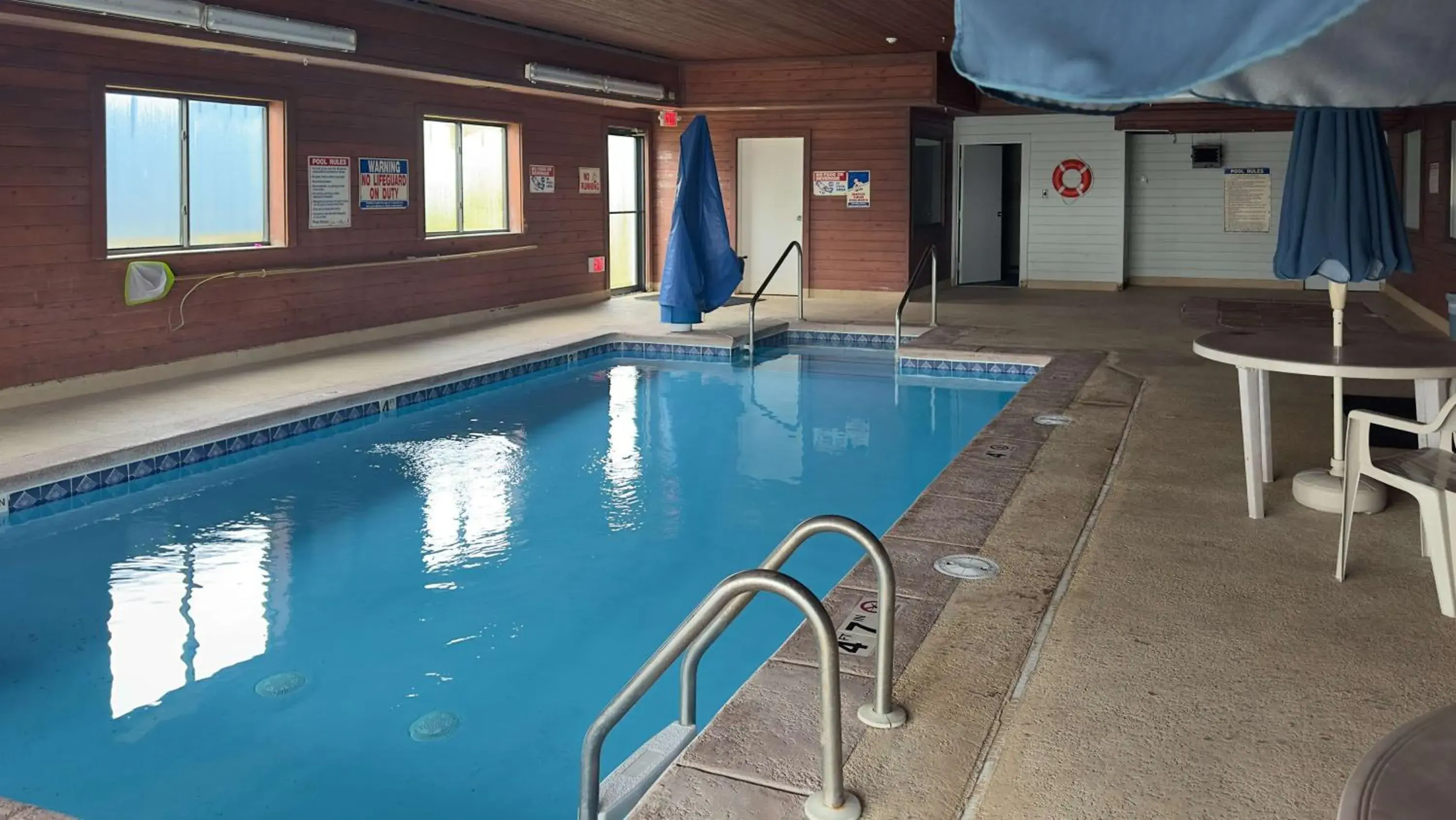 Pool view in Motel 6-Waterloo, IA Pool view in Motel 6-Waterloo, IA