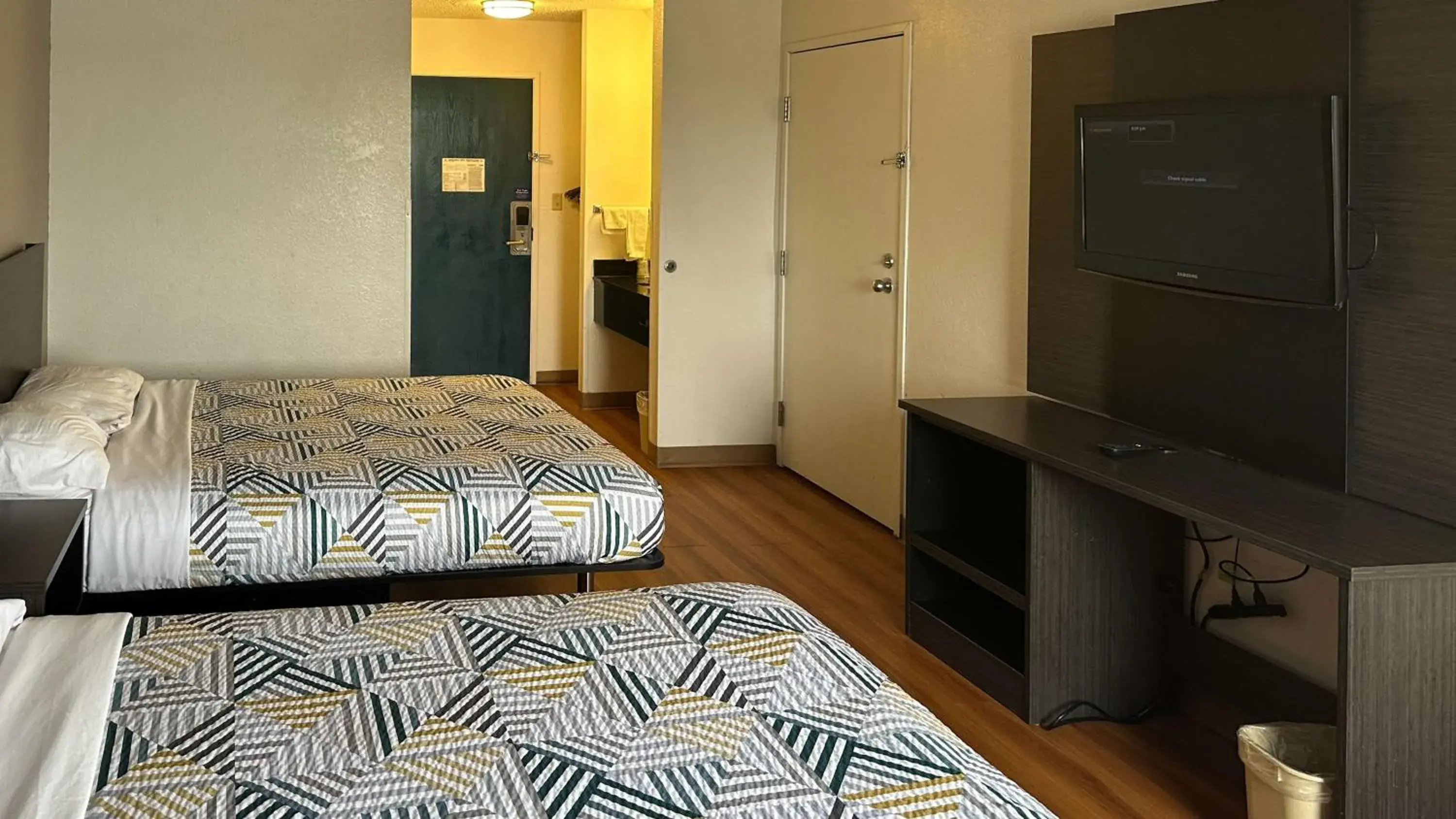 Bedroom, Bed in Motel 6-Waterloo, IA Bedroom, Bed in Motel 6-Waterloo, IA