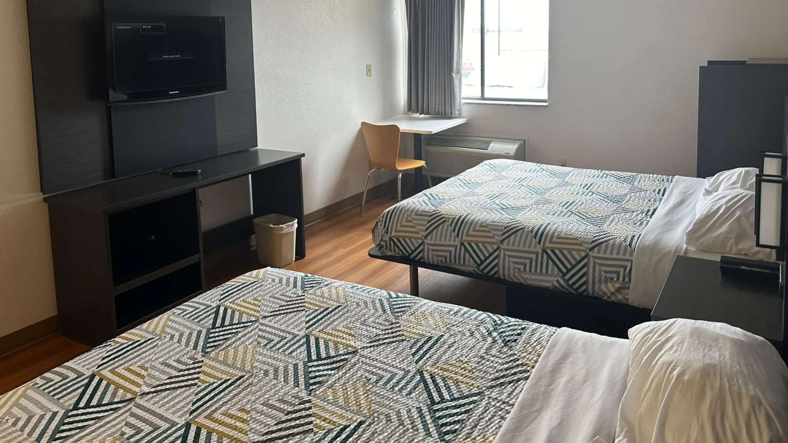 Bedroom, Bed in Motel 6-Waterloo, IA Bedroom, Bed in Motel 6-Waterloo, IA