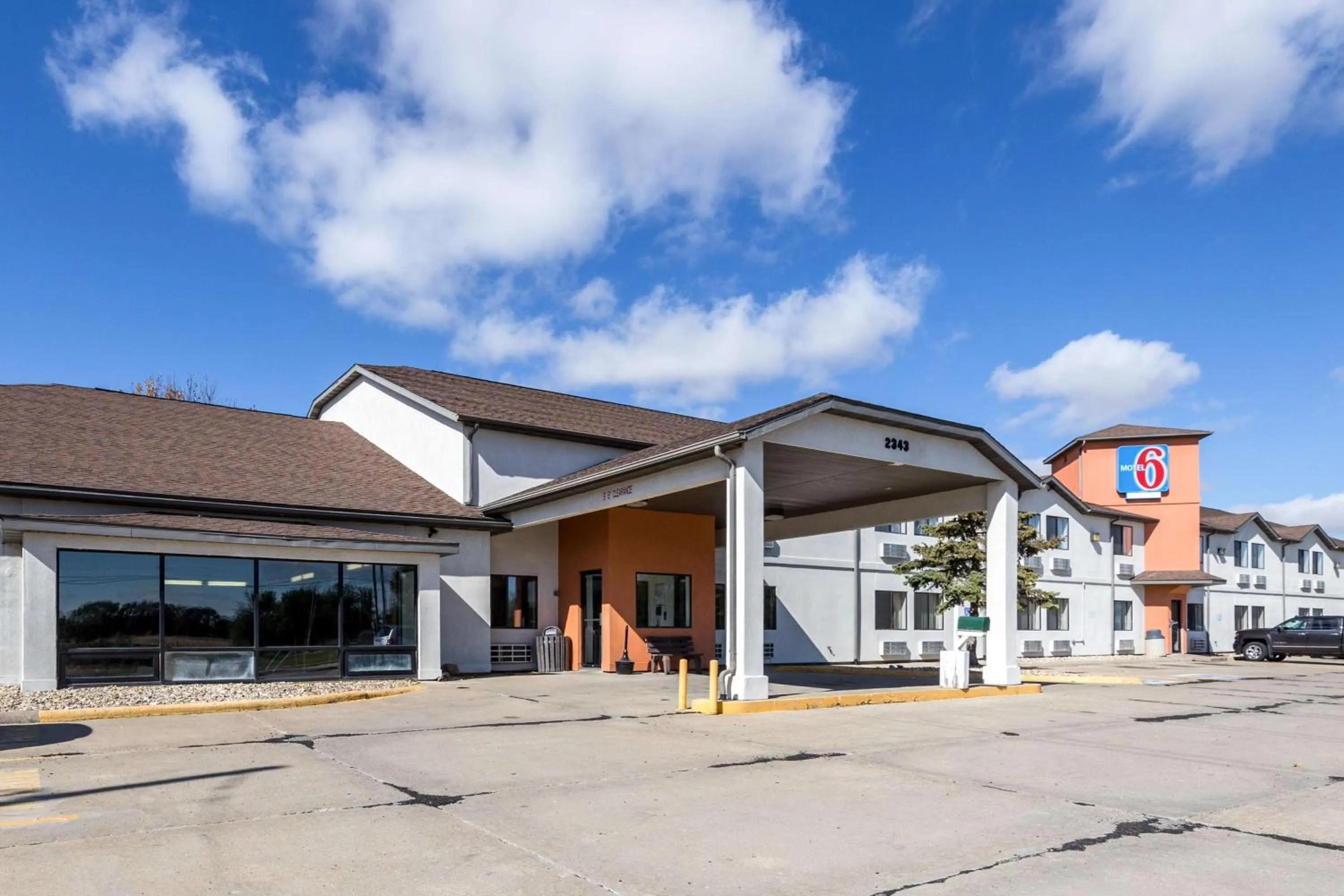 Property building in Motel 6-Waterloo, IA