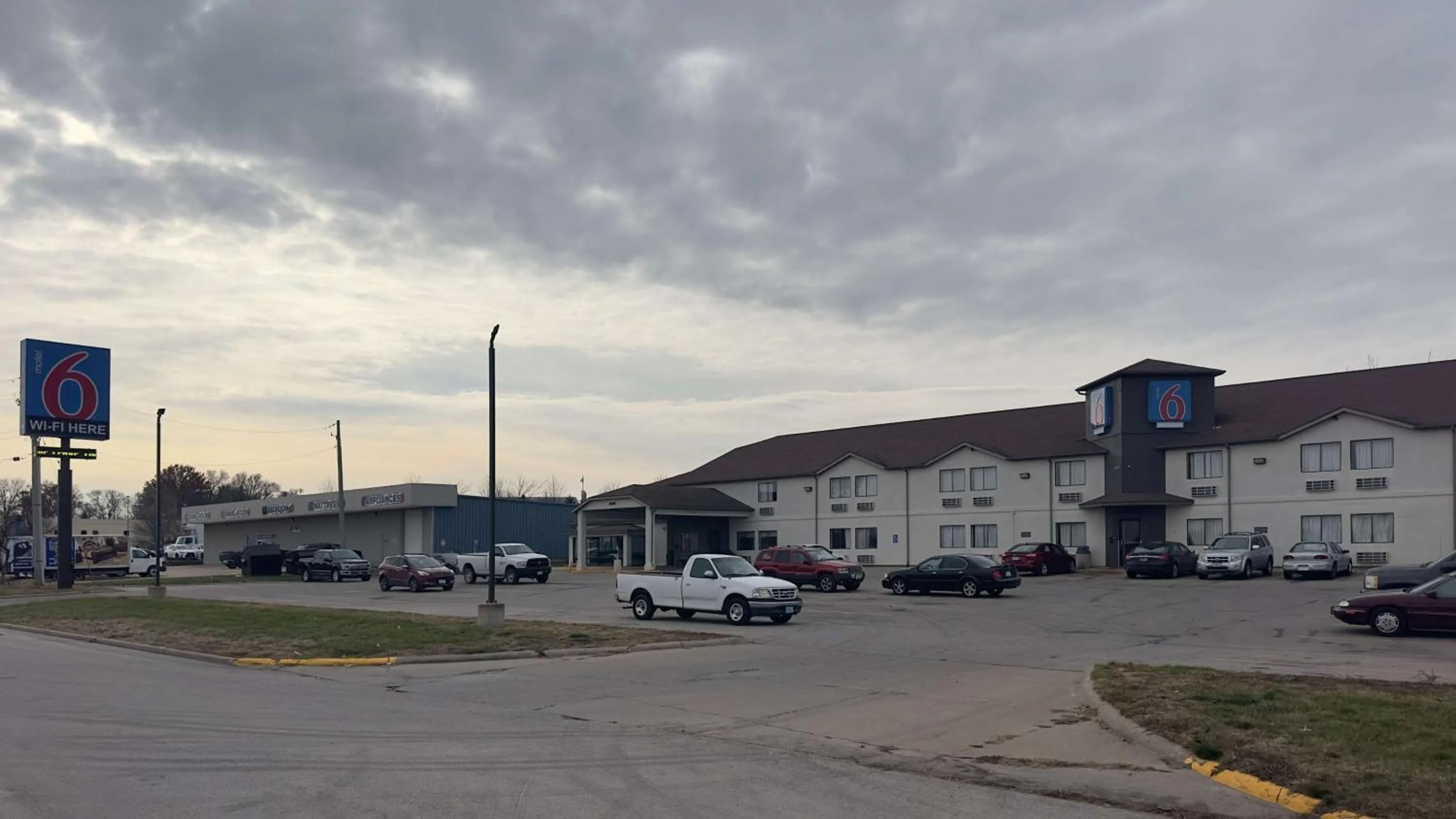 Property building in Motel 6-Waterloo, IA