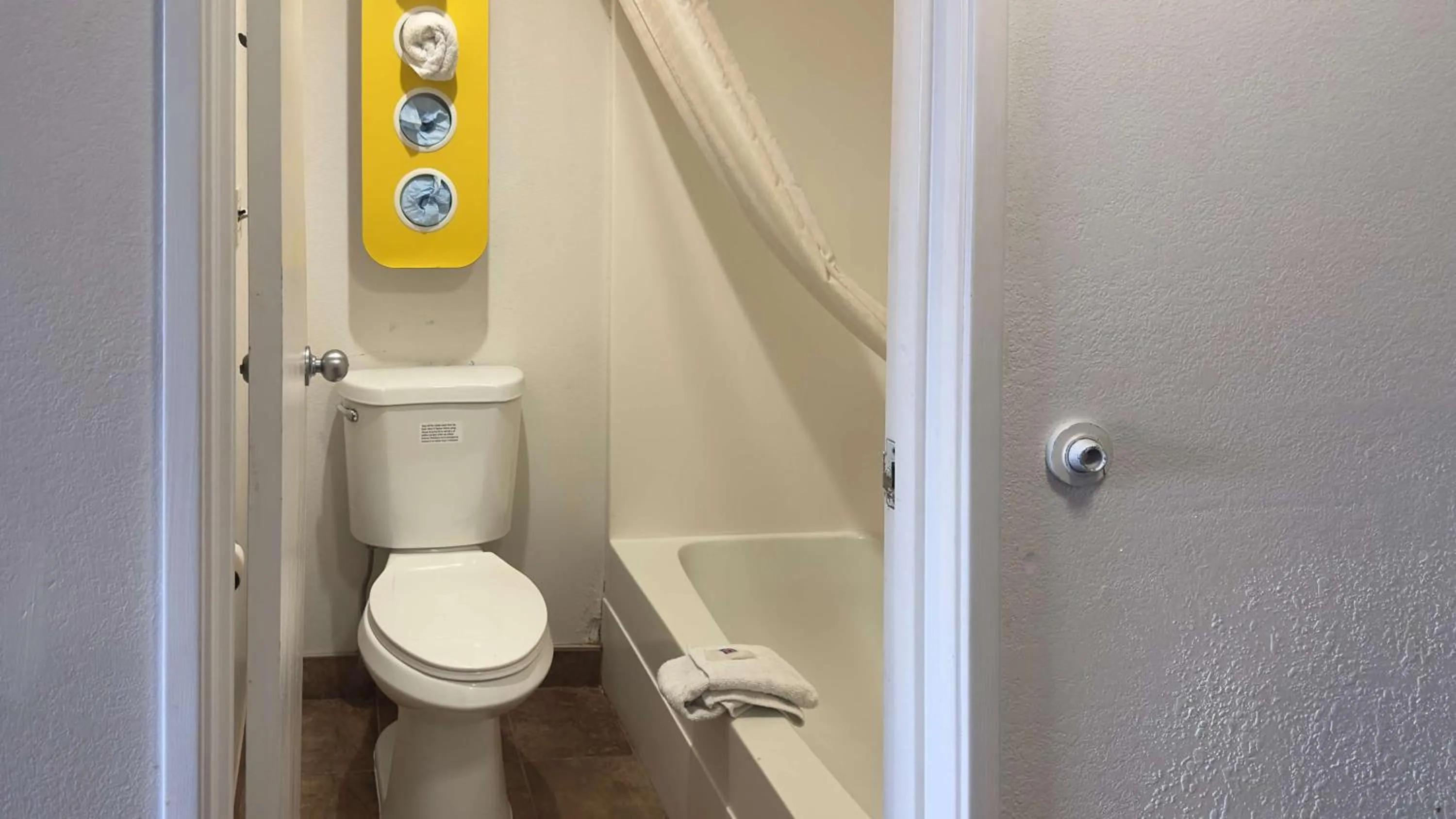 Bathroom in Motel 6-Waterloo, IA