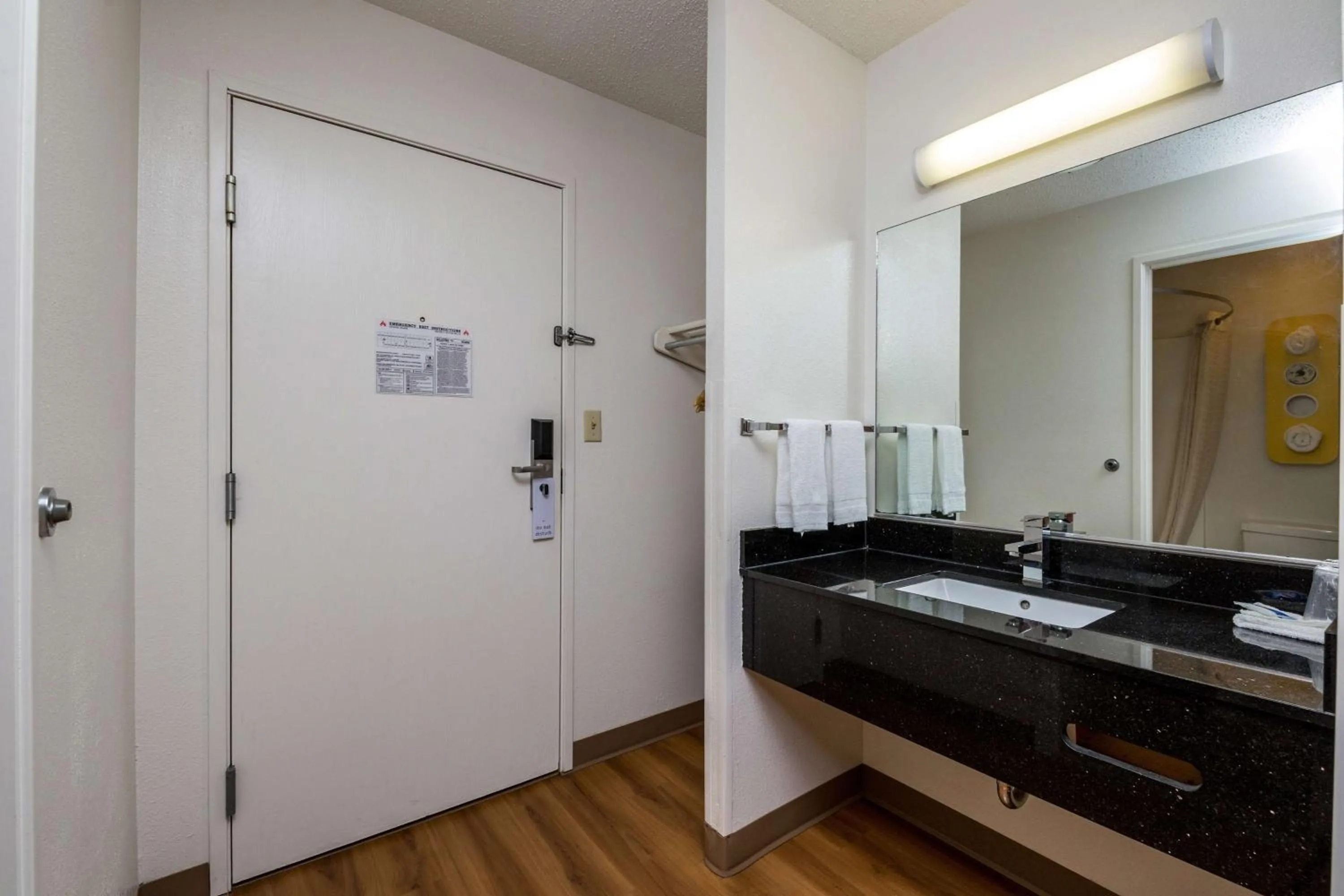 Bathroom in Motel 6-Waterloo, IA