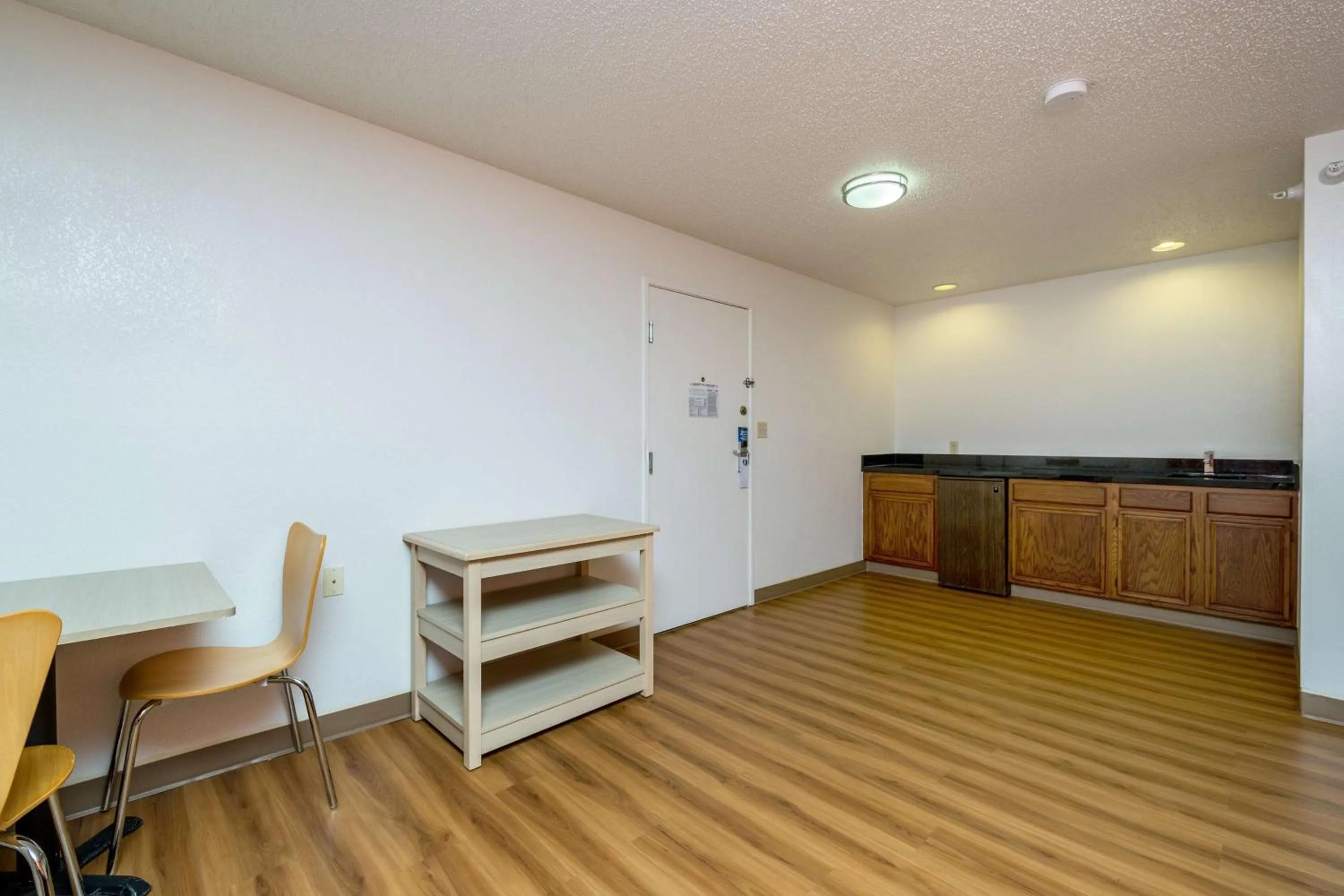 Photo of the whole room in Motel 6-Waterloo, IA