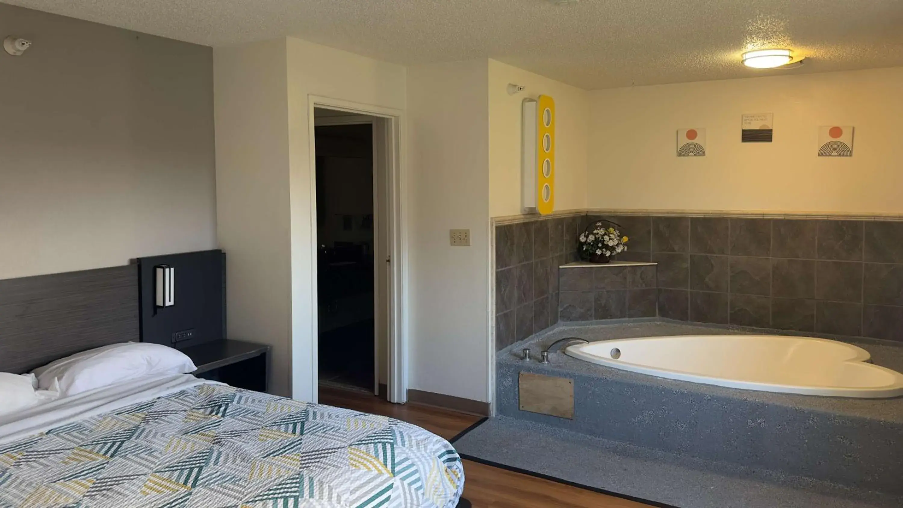 Bedroom, Bed in Motel 6-Waterloo, IA Bedroom, Bed in Motel 6-Waterloo, IA