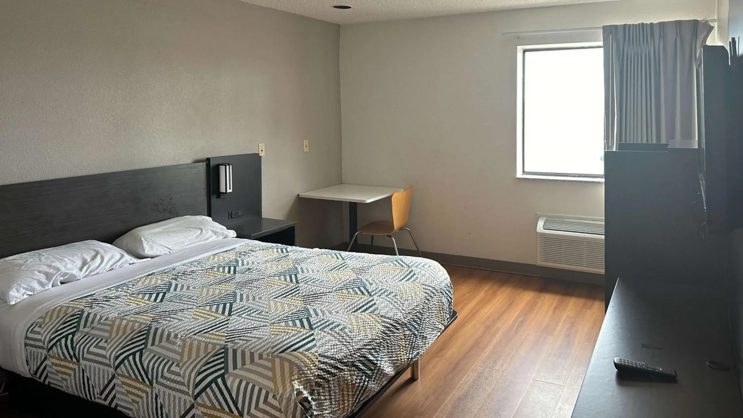 Bedroom, Bed in Motel 6-Waterloo, IA Bedroom, Bed in Motel 6-Waterloo, IA