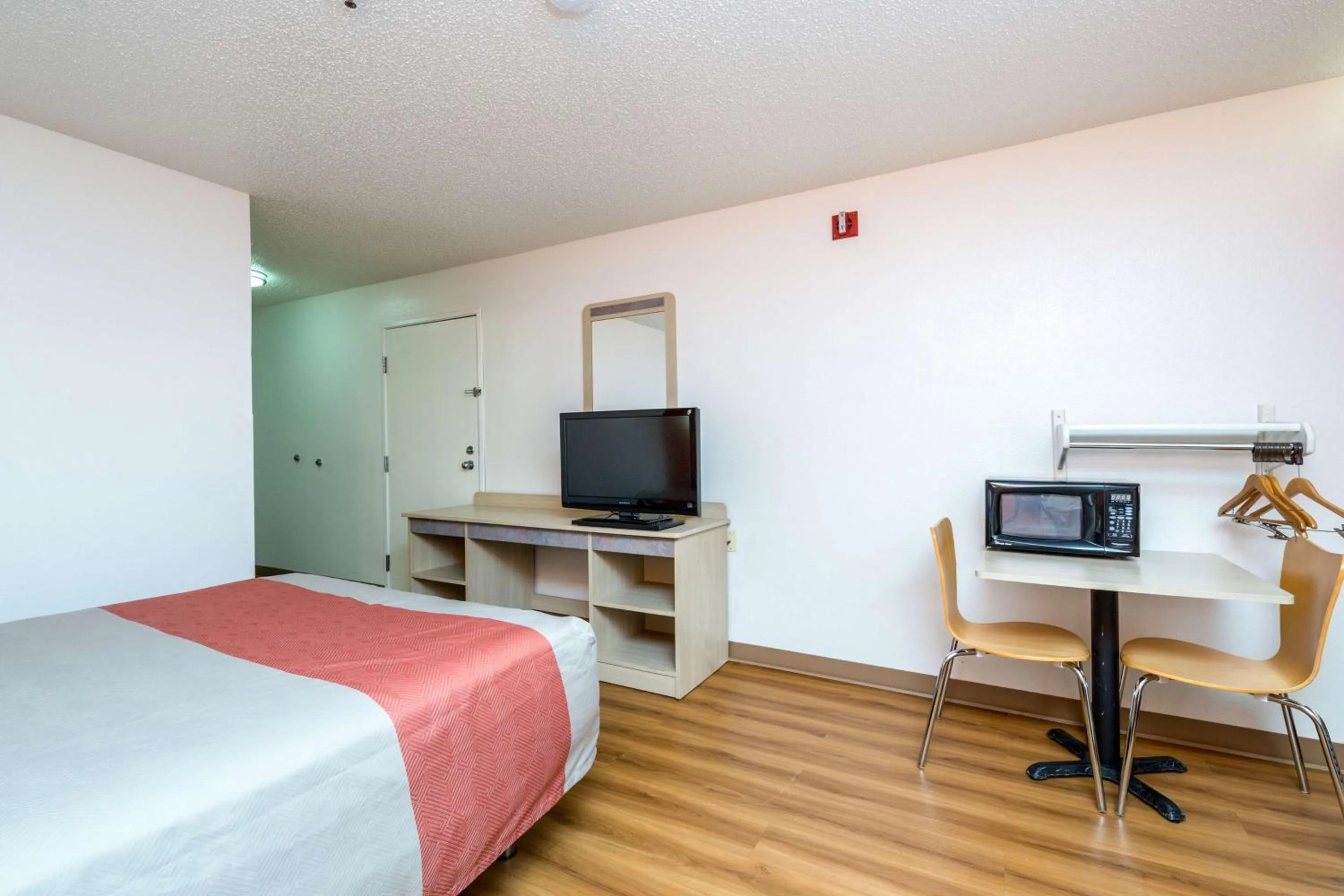 TV and multimedia, Bed in Motel 6-Waterloo, IA