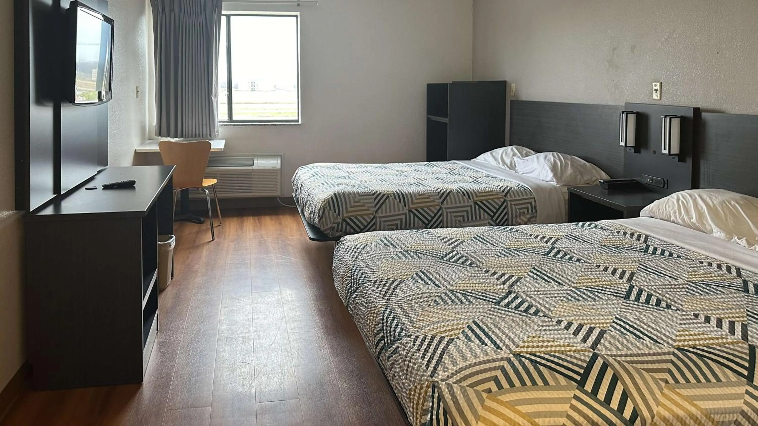 Bedroom, Bed in Motel 6-Waterloo, IA