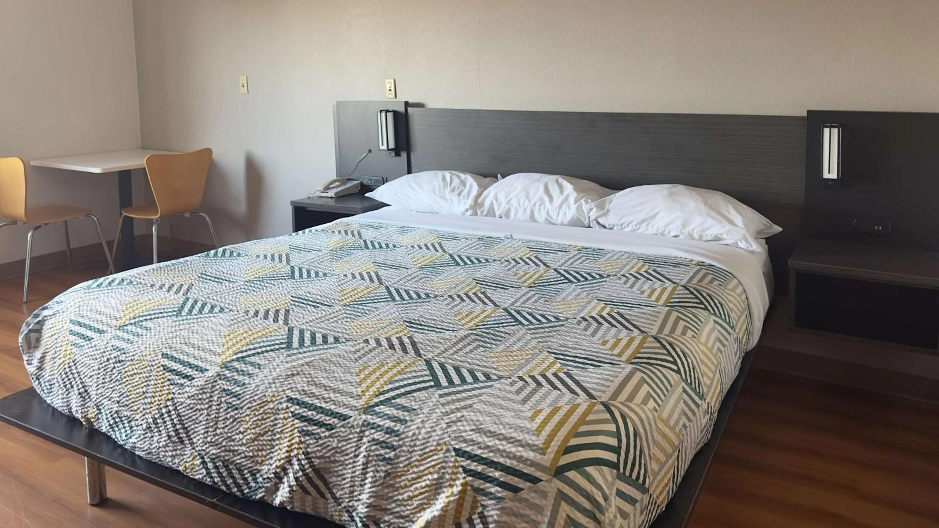 Bedroom, Bed in Motel 6-Waterloo, IA