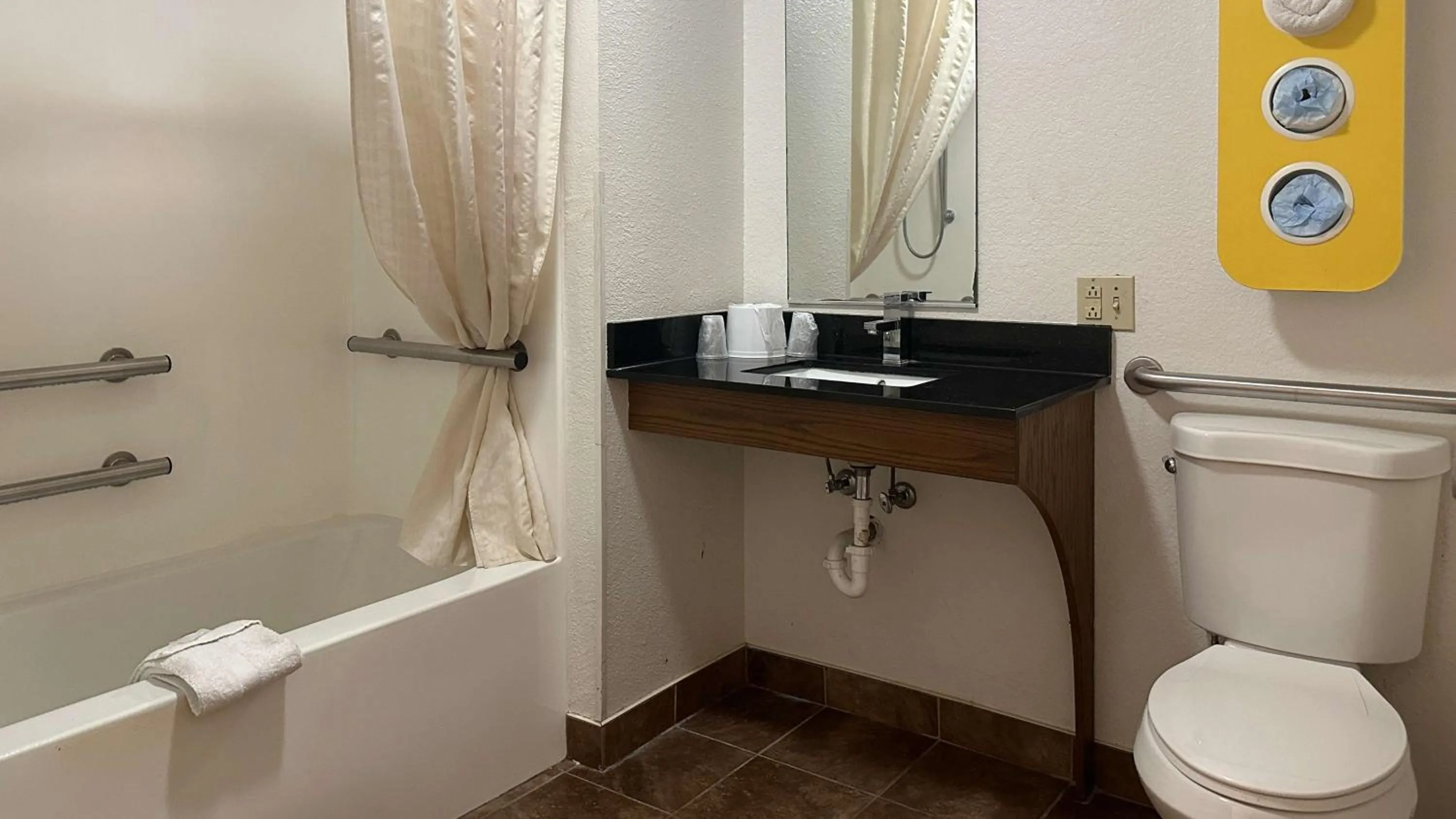 Bathroom in Motel 6-Waterloo, IA
