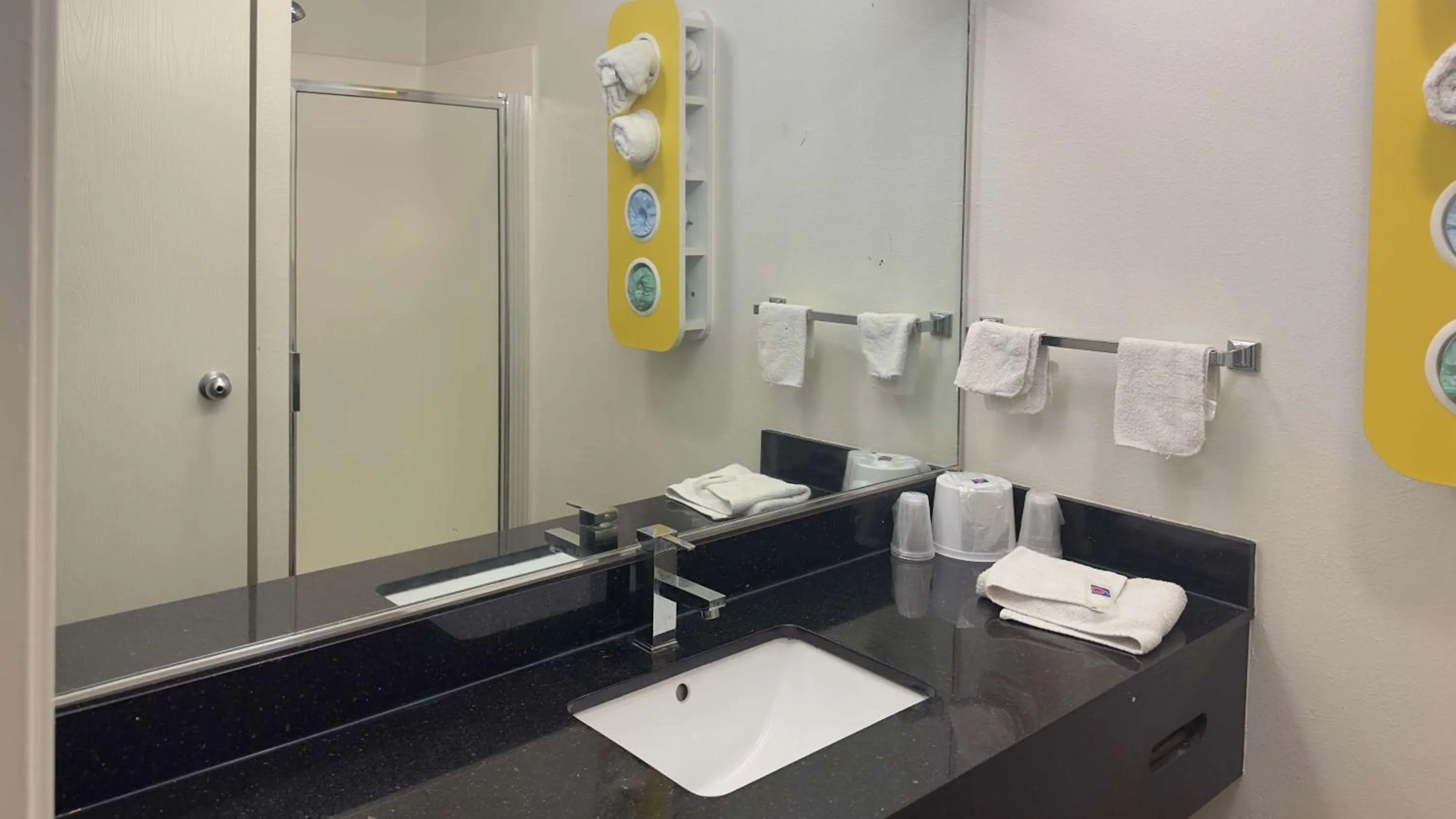 Bedroom in Motel 6-Waterloo, IA