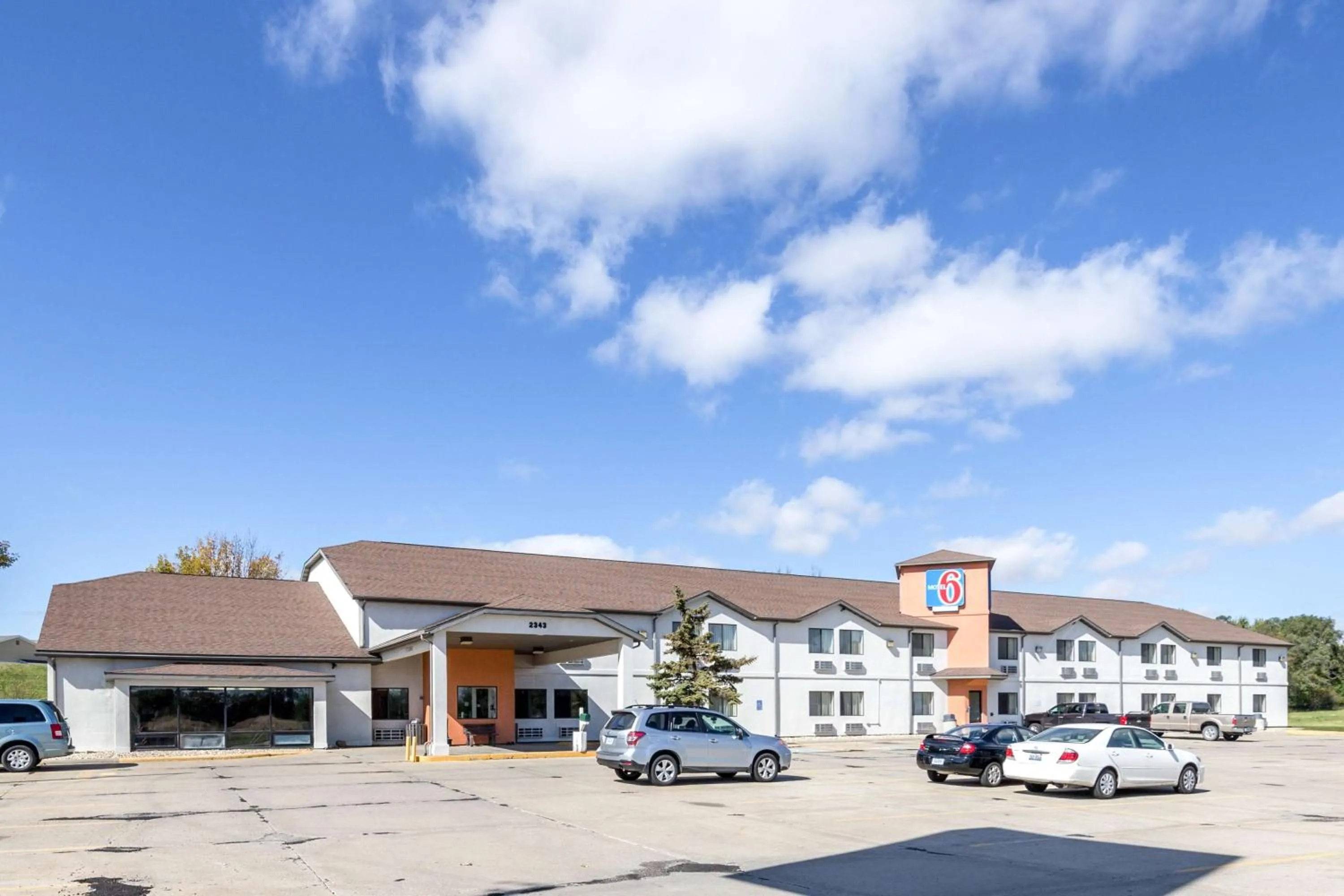 Property building in Motel 6-Waterloo, IA