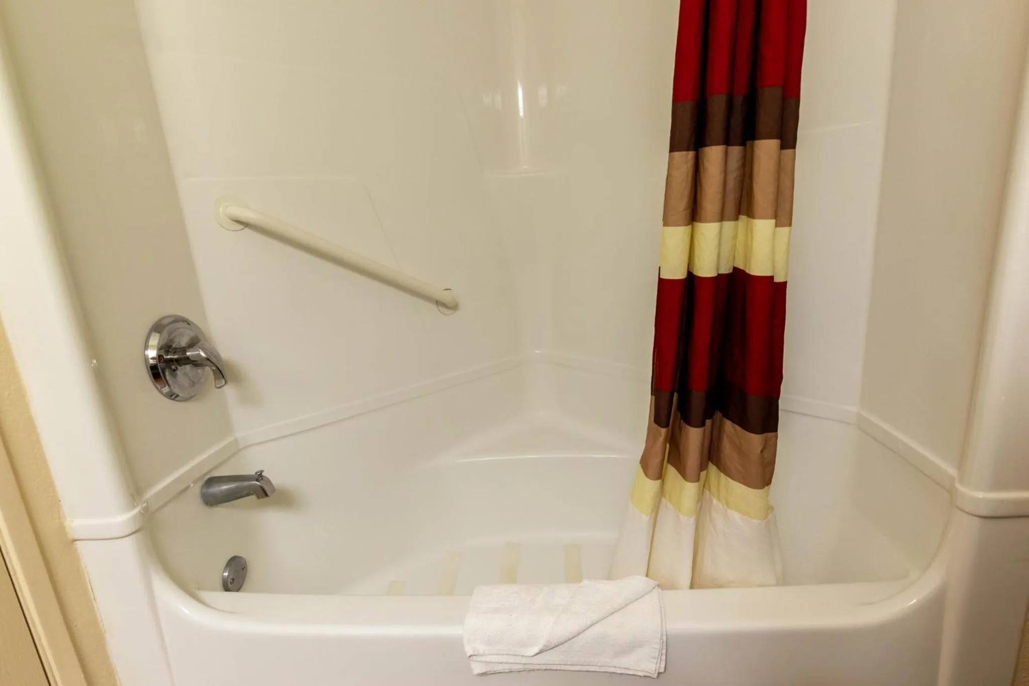 Bathroom in Red Roof Inn Georgetown, IN - Louisville West