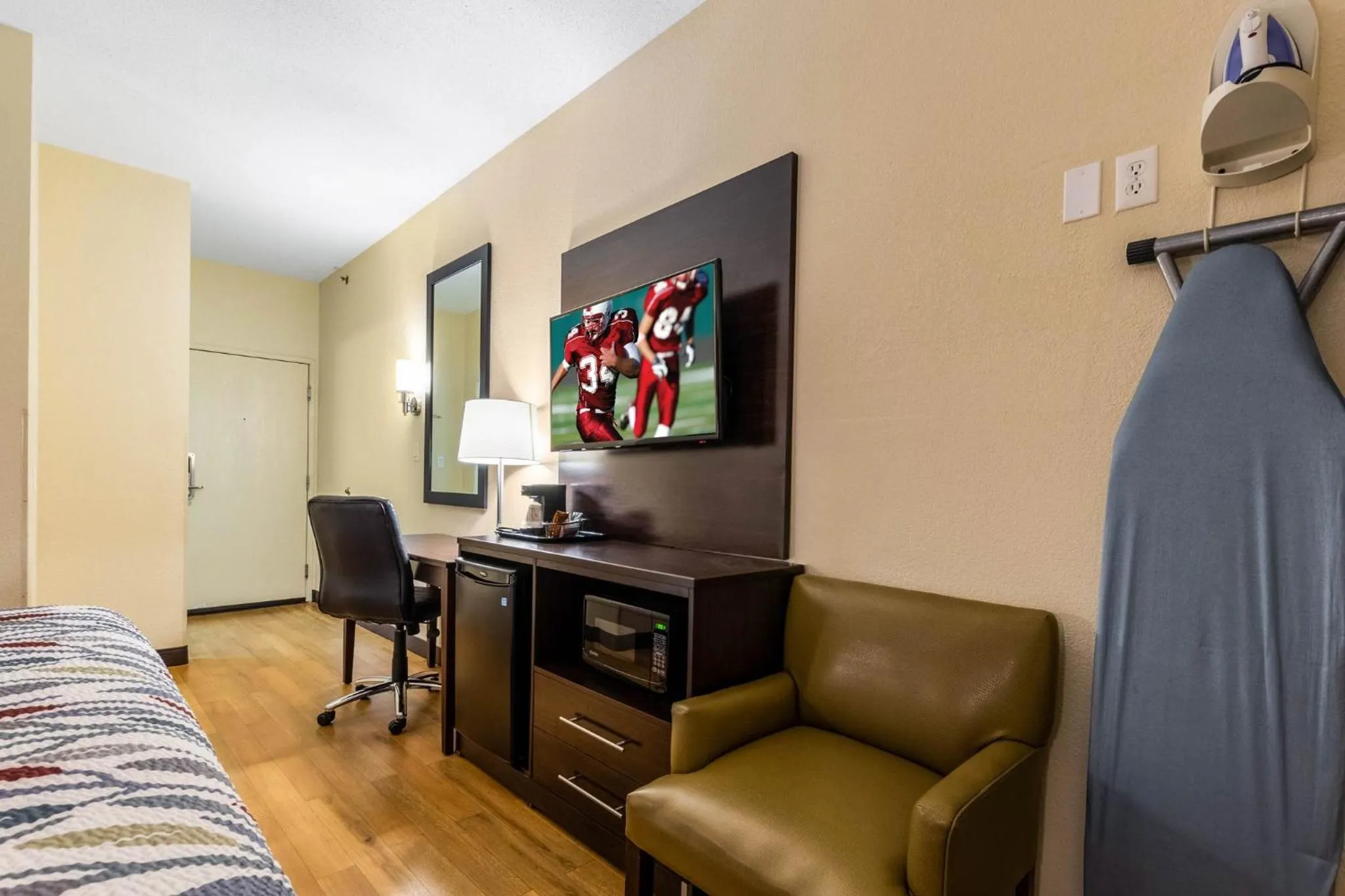 Photo of the whole room, Bed in Red Roof Inn Georgetown, IN - Louisville West