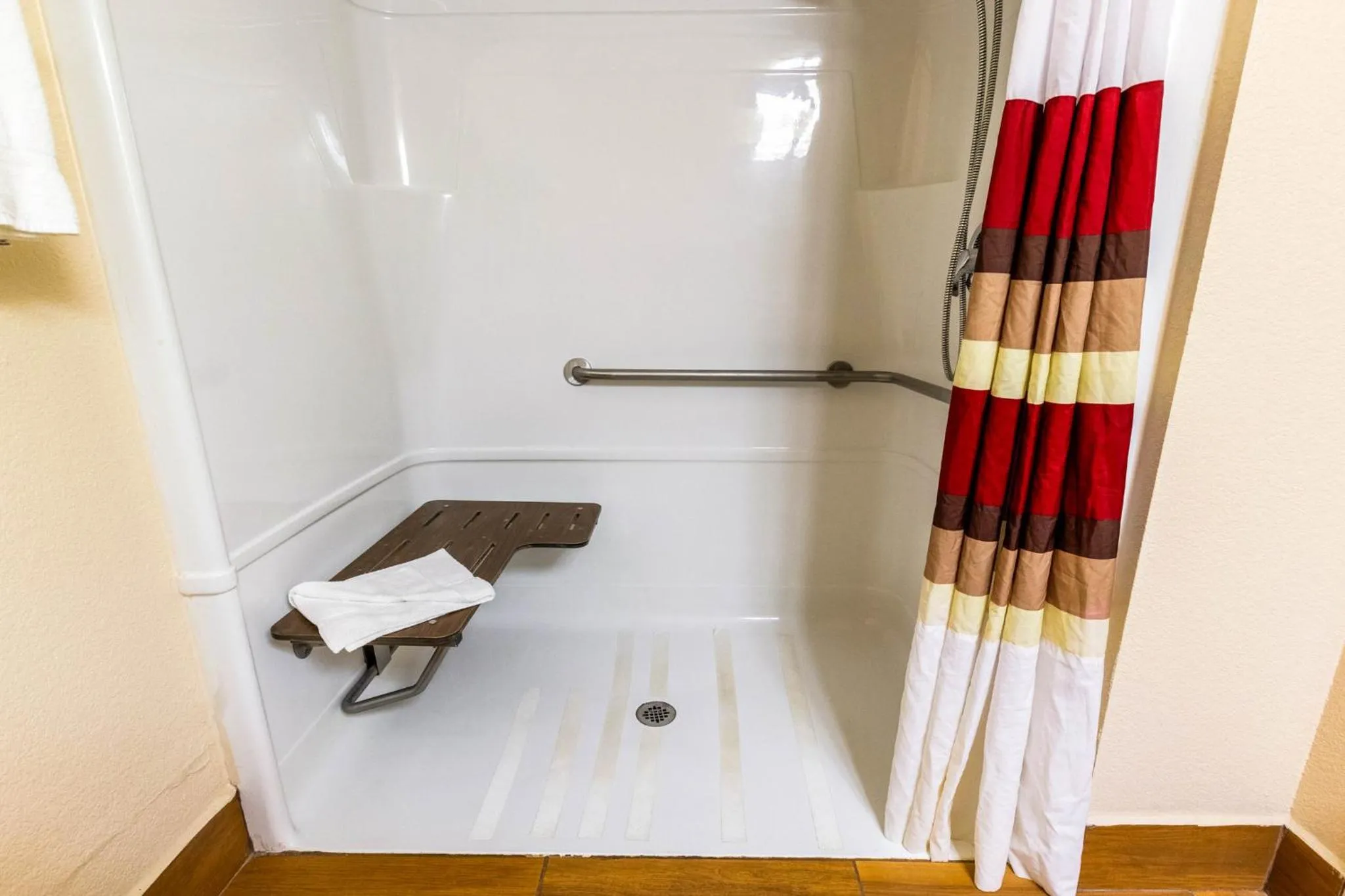 Bathroom in Red Roof Inn Georgetown, IN - Louisville West